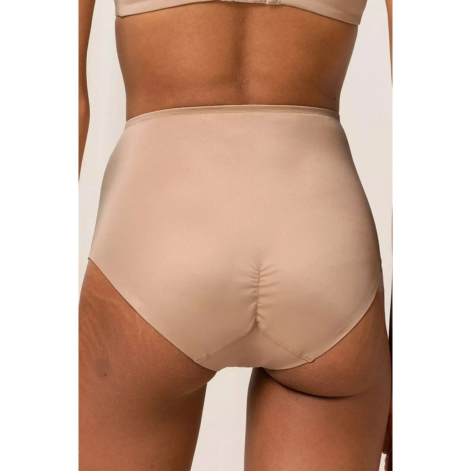 Culottes sculptantes beige clair Triumph, taille haute, effet lisse et invisible, mettant en valeur la silhouette féminine.