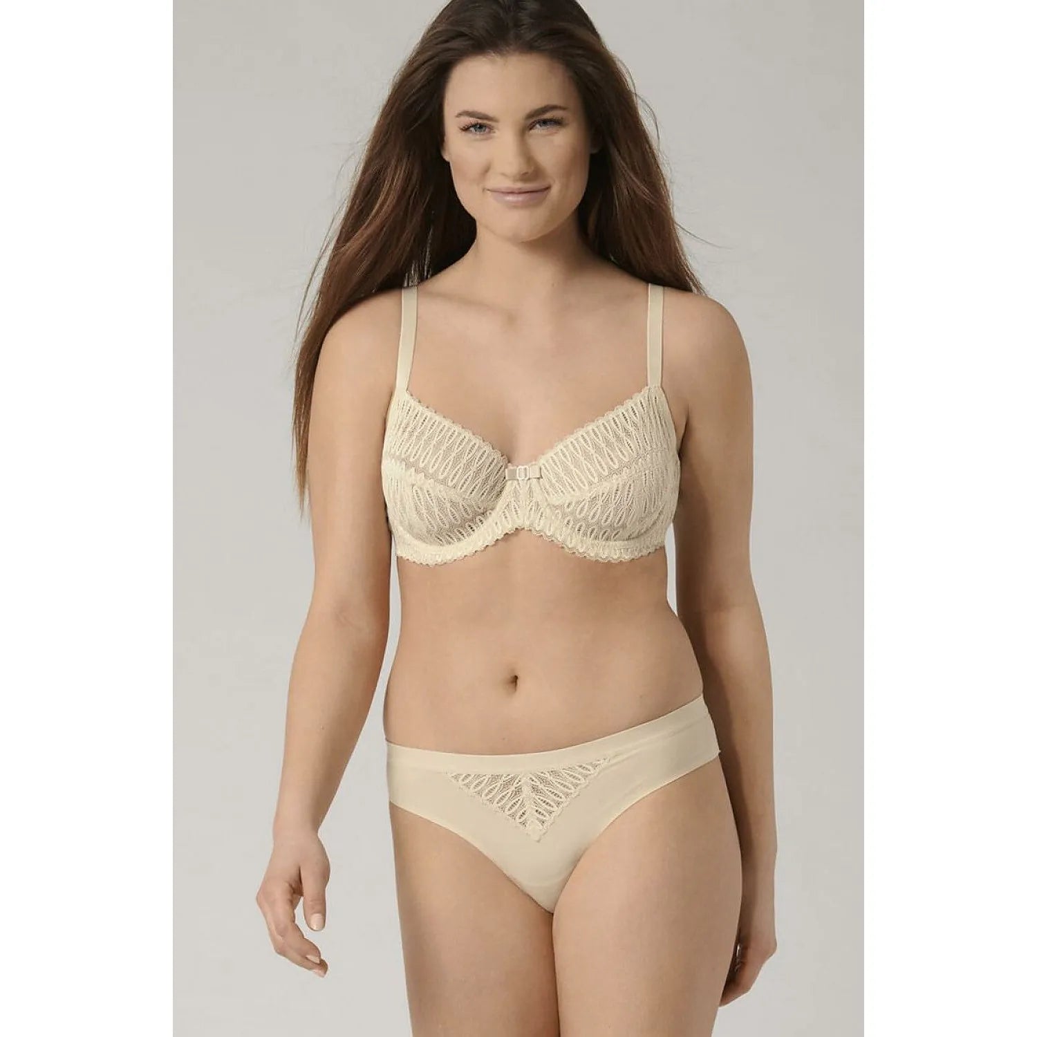 Culotte brésilienne Triumph Aura Spotlight en dentelle beige, design élégant et invisible, confort et style raffinés.