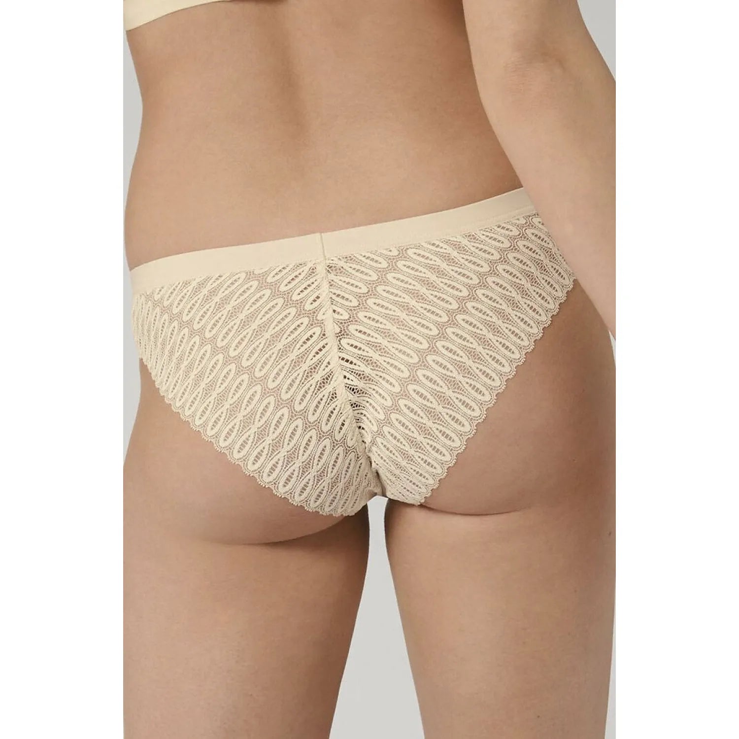 Culotte brésilienne beige en dentelle Triumph Aura Spotlight, élégante et invisible, mettant en valeur les courbes féminines.