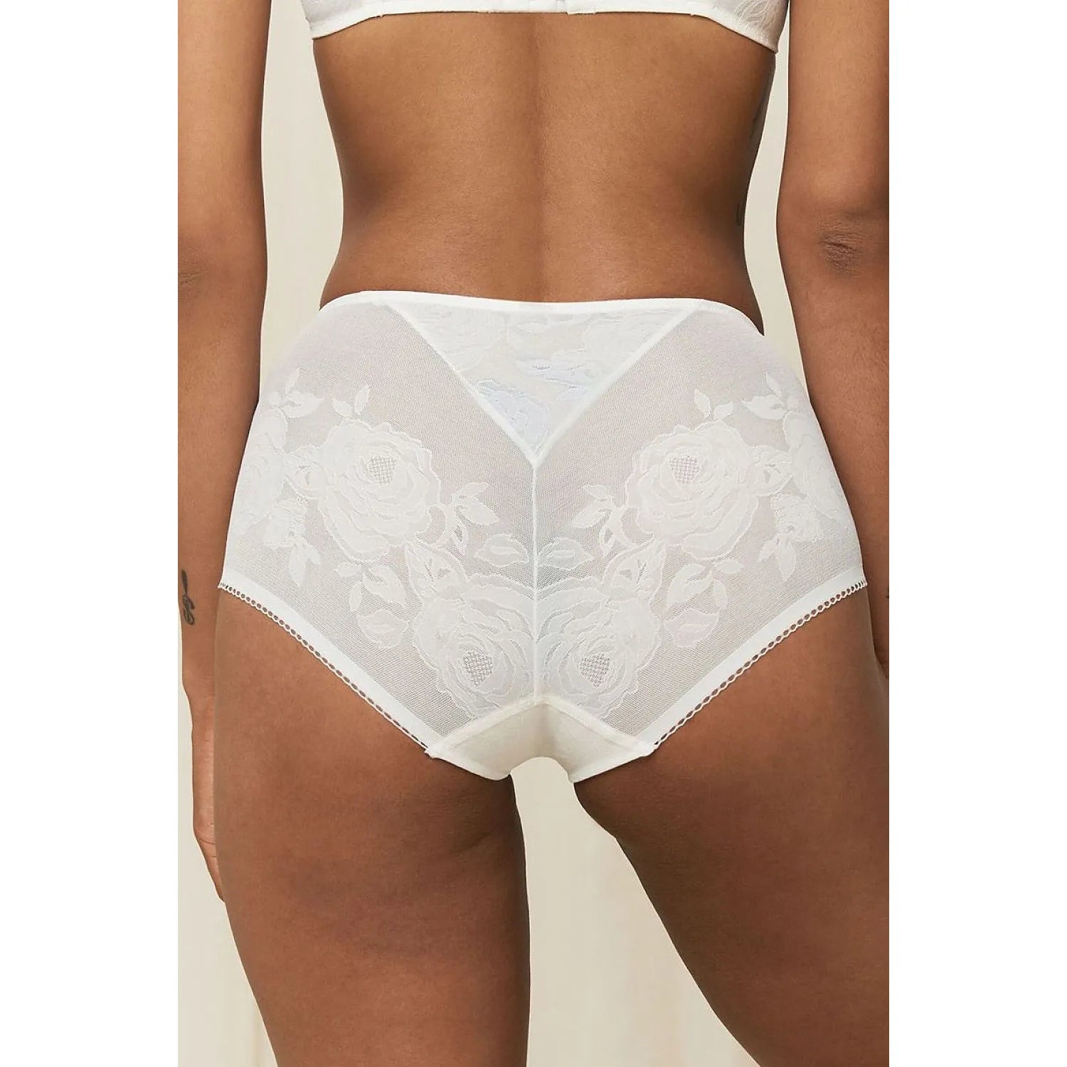 Culotte taille haute blanche en dentelle florale, design invisible et confortable, modèle Wild Rose Sensation pour femme.