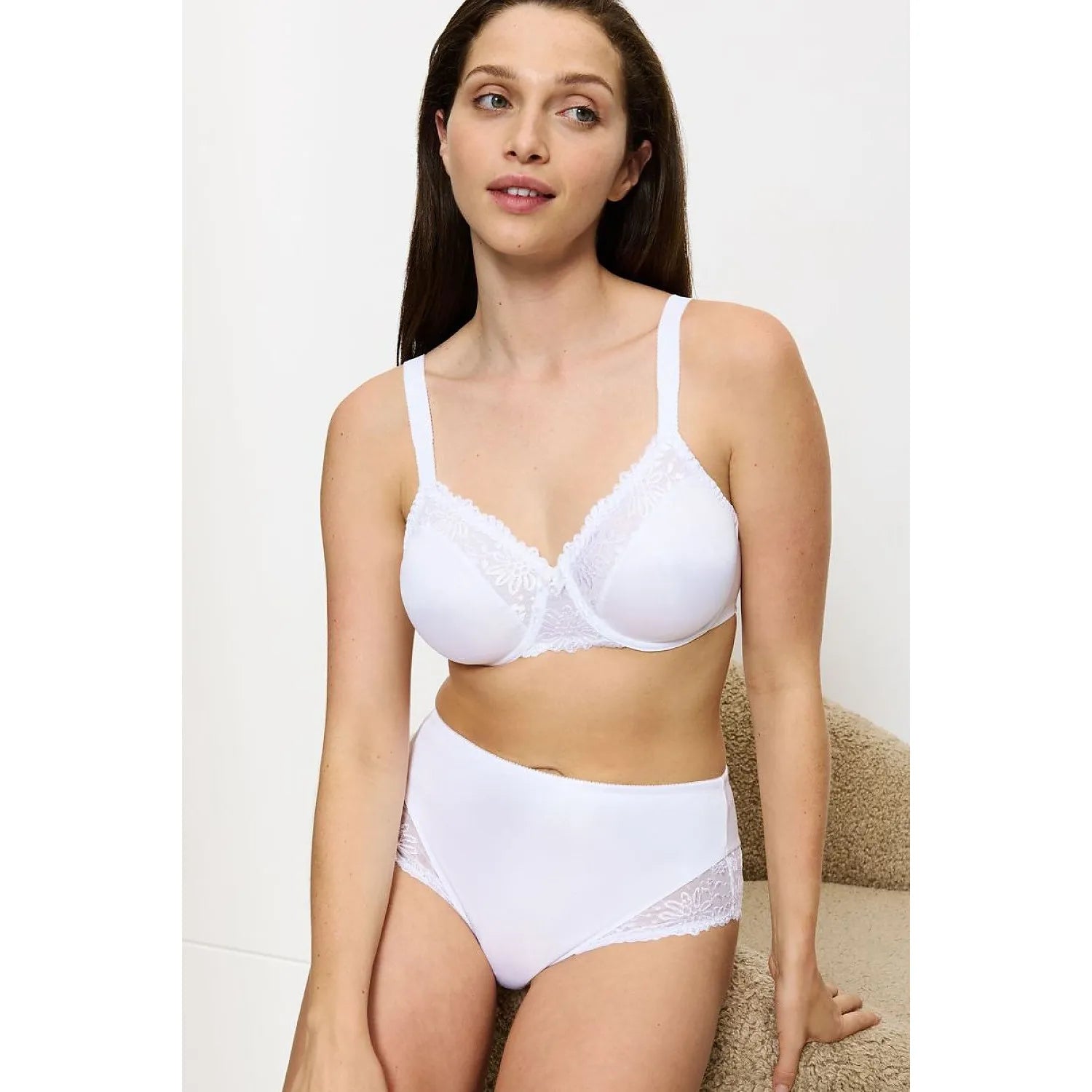 Culottes taille haute noires Ladyform 10210671 Triumph en dentelle délicate, confortables et élégantes.