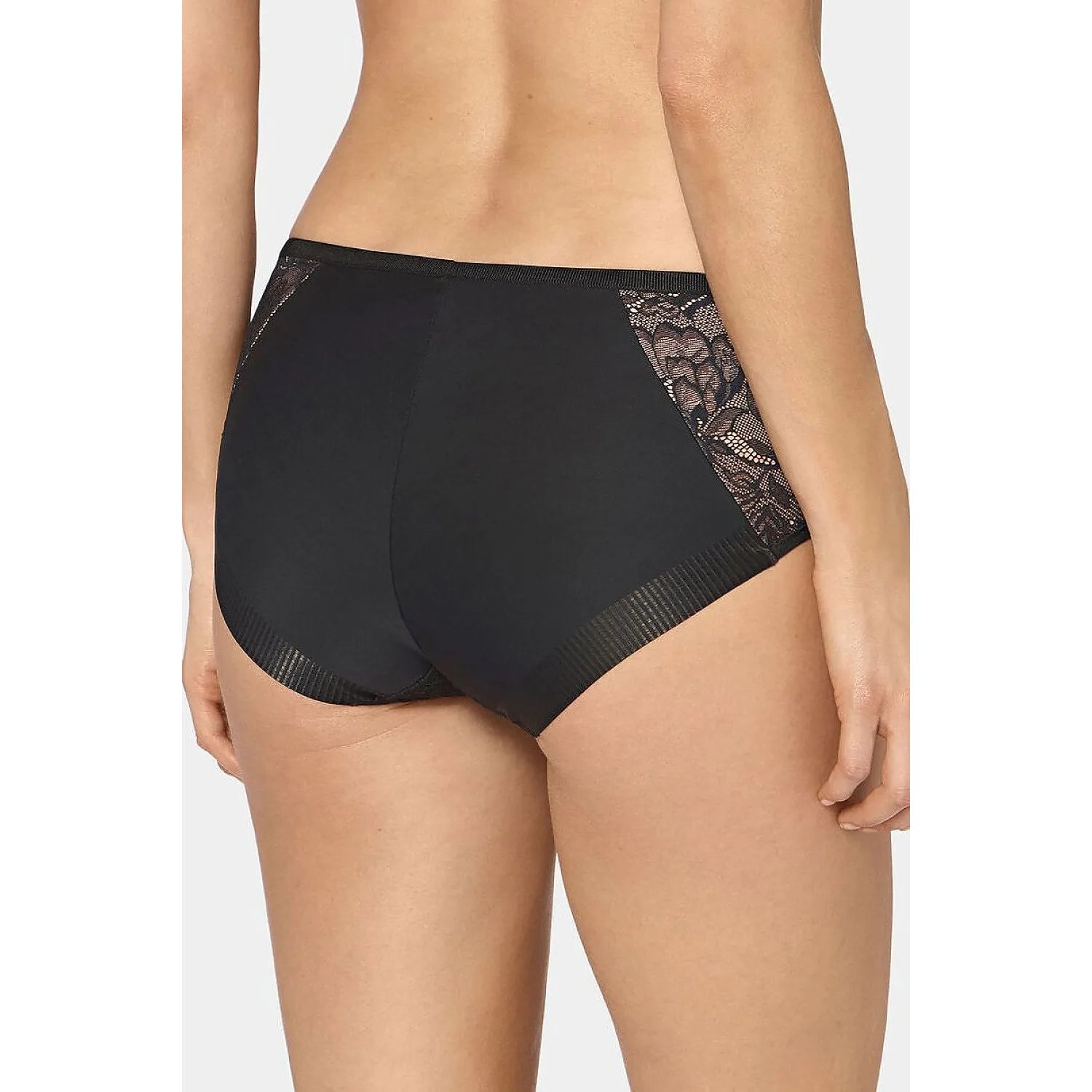 Culotte maxi noire Triumph Amourette Charm avec dentelle délicate sur les côtés, taille haute pour confort et élégance.