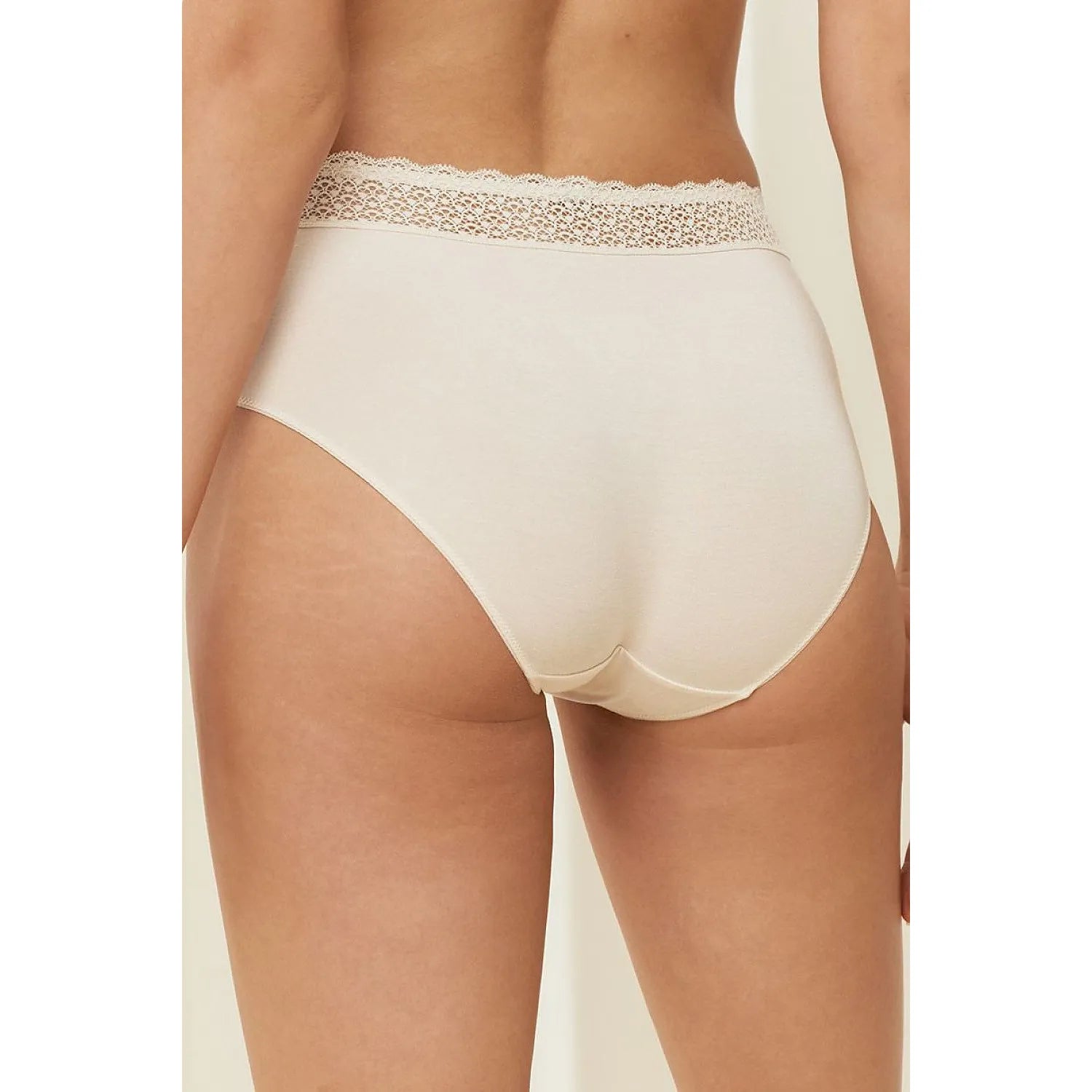 Culottes crème taille haute Triumph avec ceinture dentelle recyclée, finition sans couture, confort modal et coton bio.