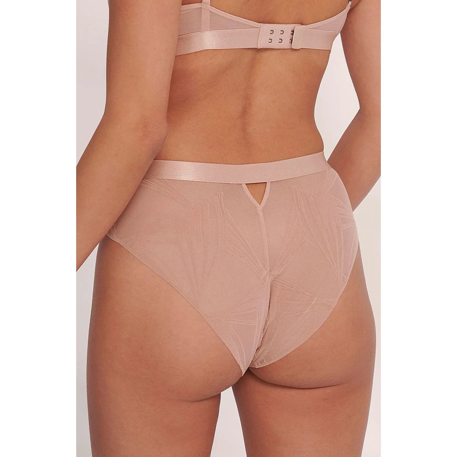Culotte haute Sloggi beige avec incrustations de tulle et découpe arrière, motif décoratif, élégance et confort.