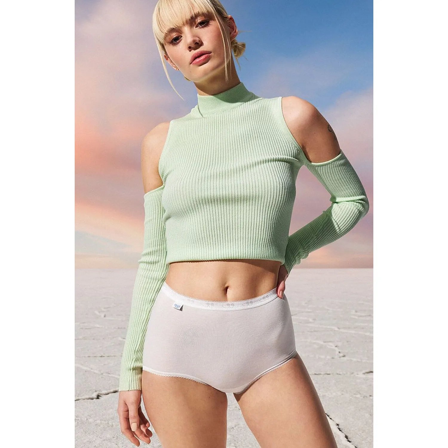 Culottes blanches taille haute en coton Sloggi, invisibles sous vêtements, portées par une femme, confort et durabilité.