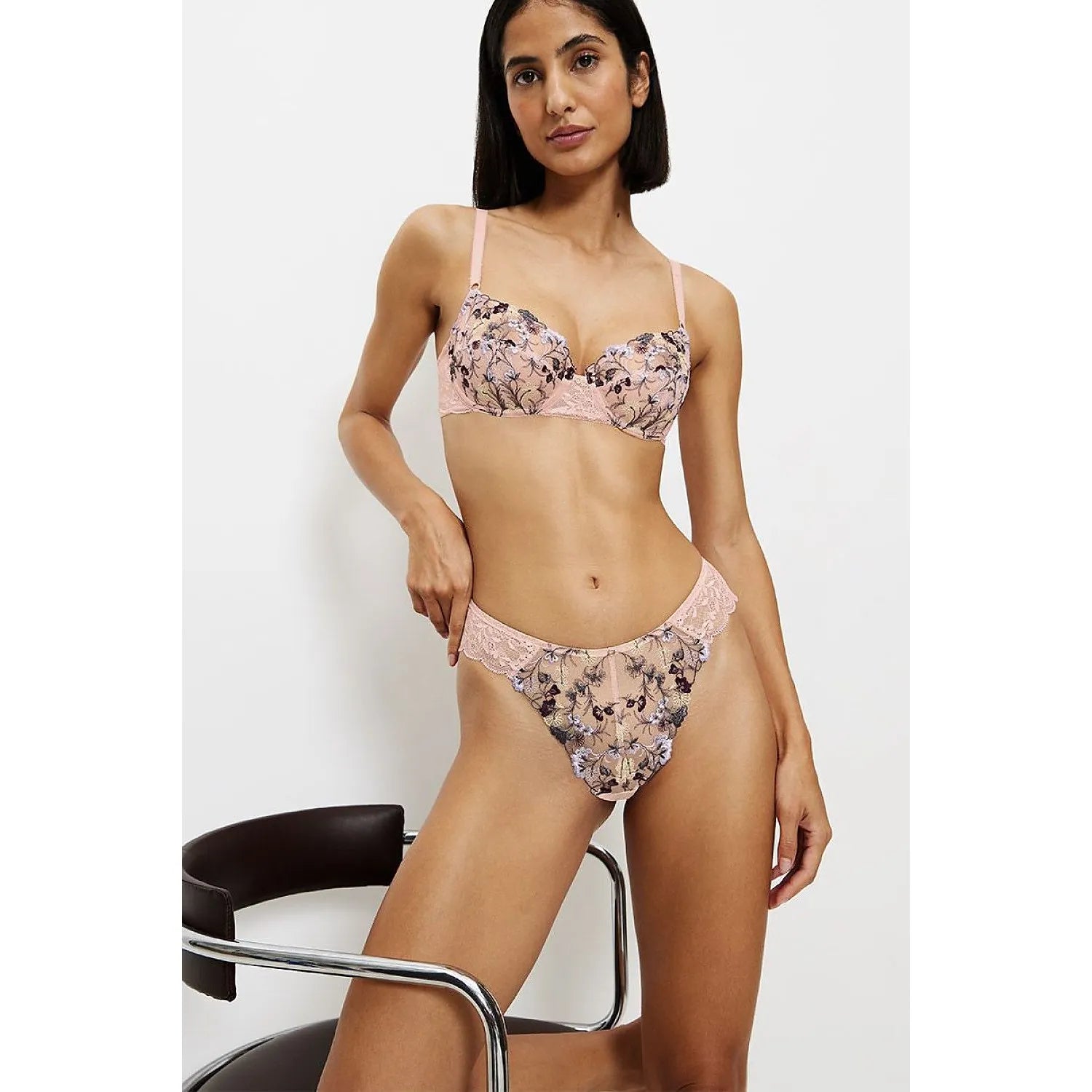 Culotte brésilienne Triumph rose avec broderie multicolore, dentelle au dos, coupe haute, élégante et raffinée.