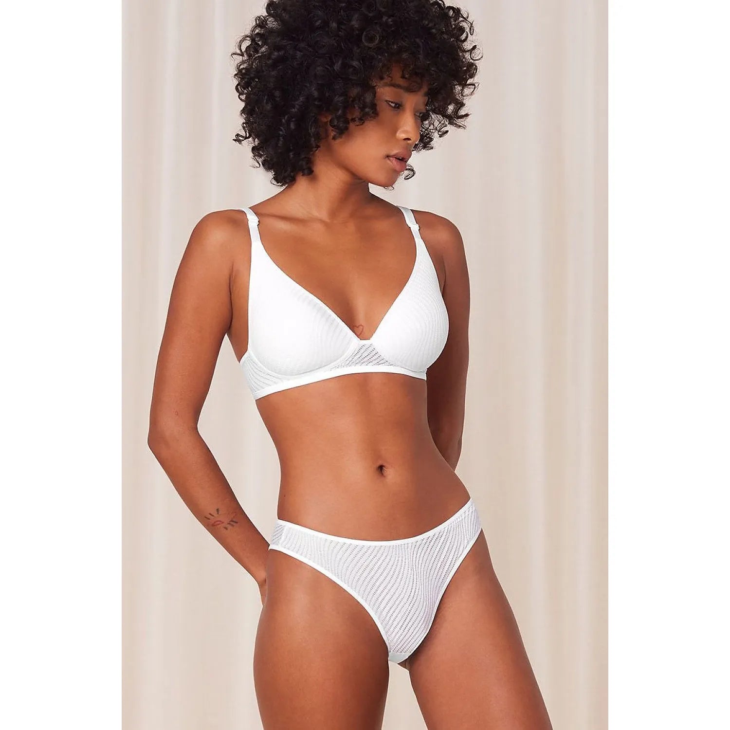 Culotte Tai Harmony Spotlight 01 Triumph en dentelle transparente, motif graphique, bords lisses, ajustement confortable.