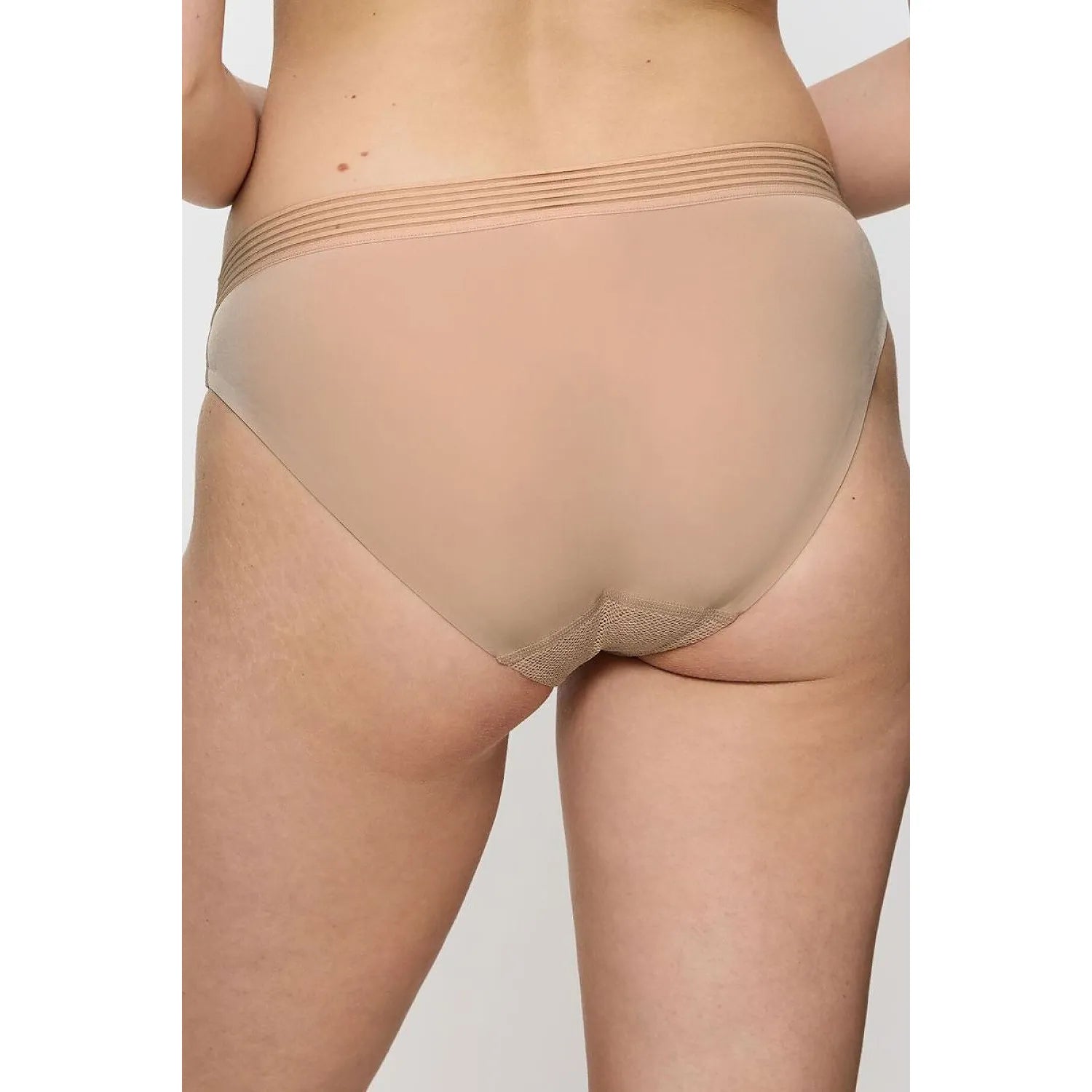 Culotte Triumph beige, bande élastique à la taille, dos lisse en microfibre douce, style féminin et moderne.