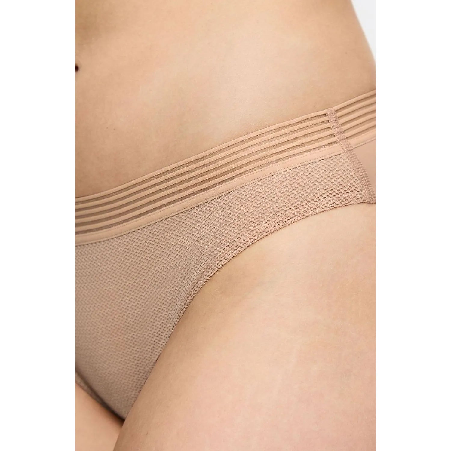 Culotte Triumph beige avec bande élastique à lanières, tulle délicat et microfibre douce, style moderne et féminin.