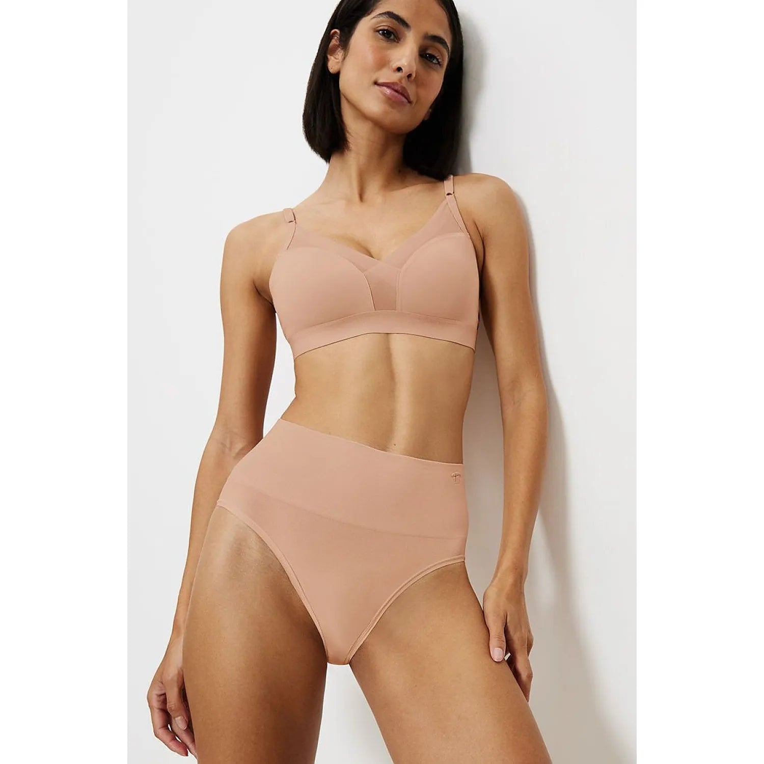 Culotte taille haute beige Triumph 230050, tissu lisse, bandeau sculptant, logo en relief, coutures plates confortables.