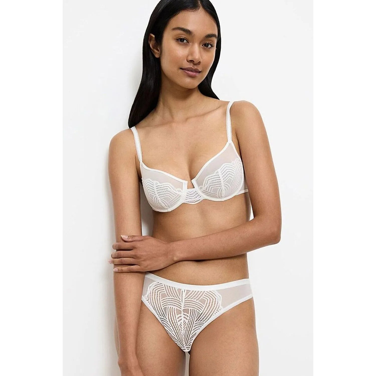 Culotte brésilienne blanche Triumph avec dentelle délicate, bande élastique fine, coupe féminine élégante et confortable.