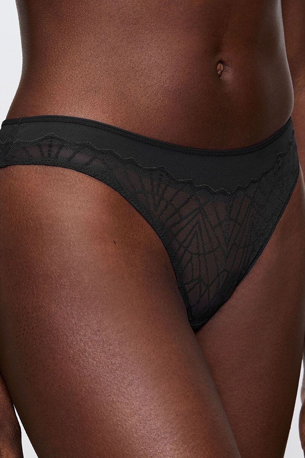 Culotte brésilienne noire en dentelle et maille, coupe haute, élégante et sensuelle, modèle Triumph 230053.