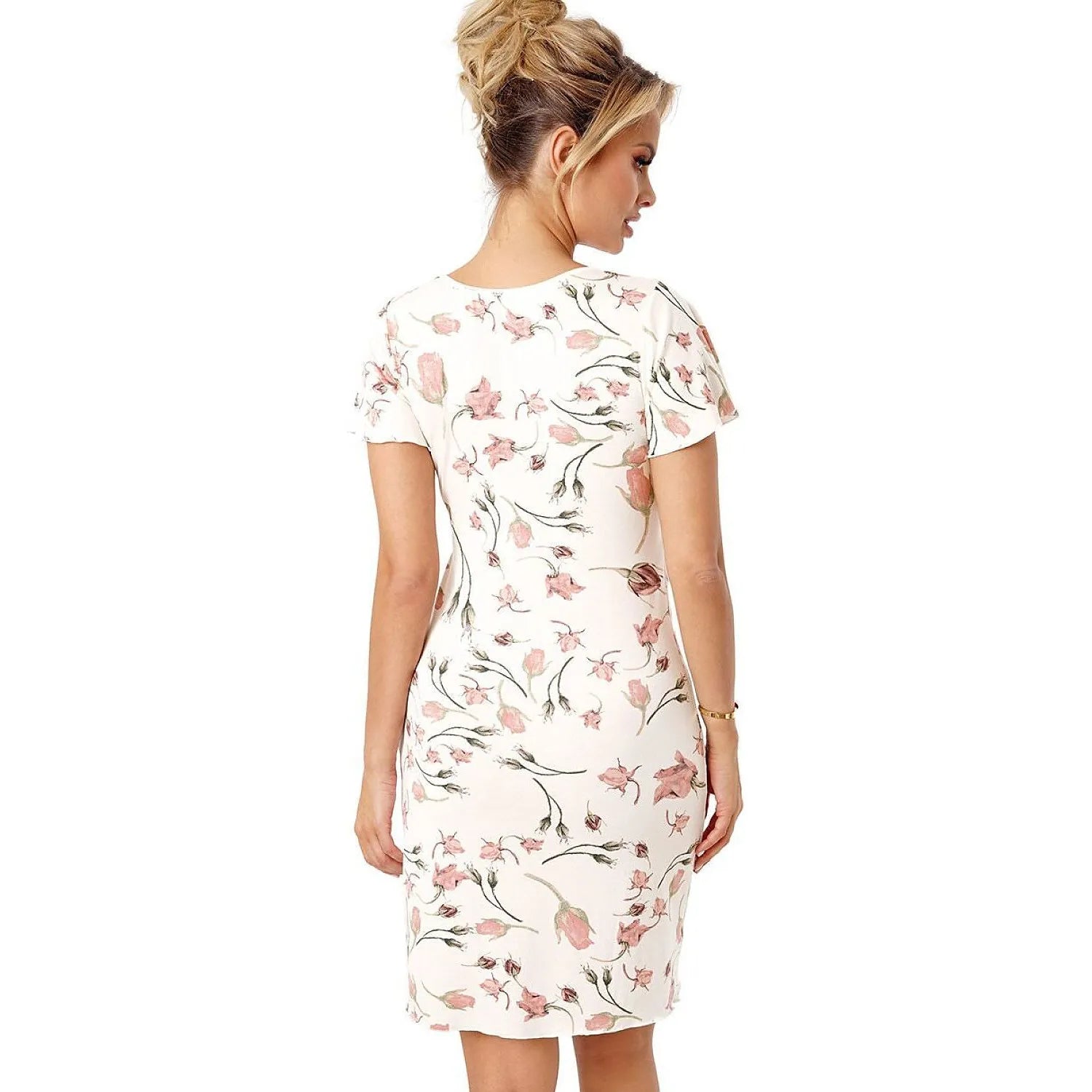 Chemise de nuit en viscose fleurie pastel, ajustée sous la poitrine, manches courtes, motif floral élégant.