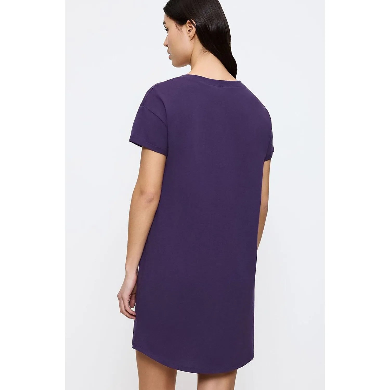 Chemise de nuit violette Triumph, manches courtes, coupe ample, tissu doux et respirant pour confort nocturne.