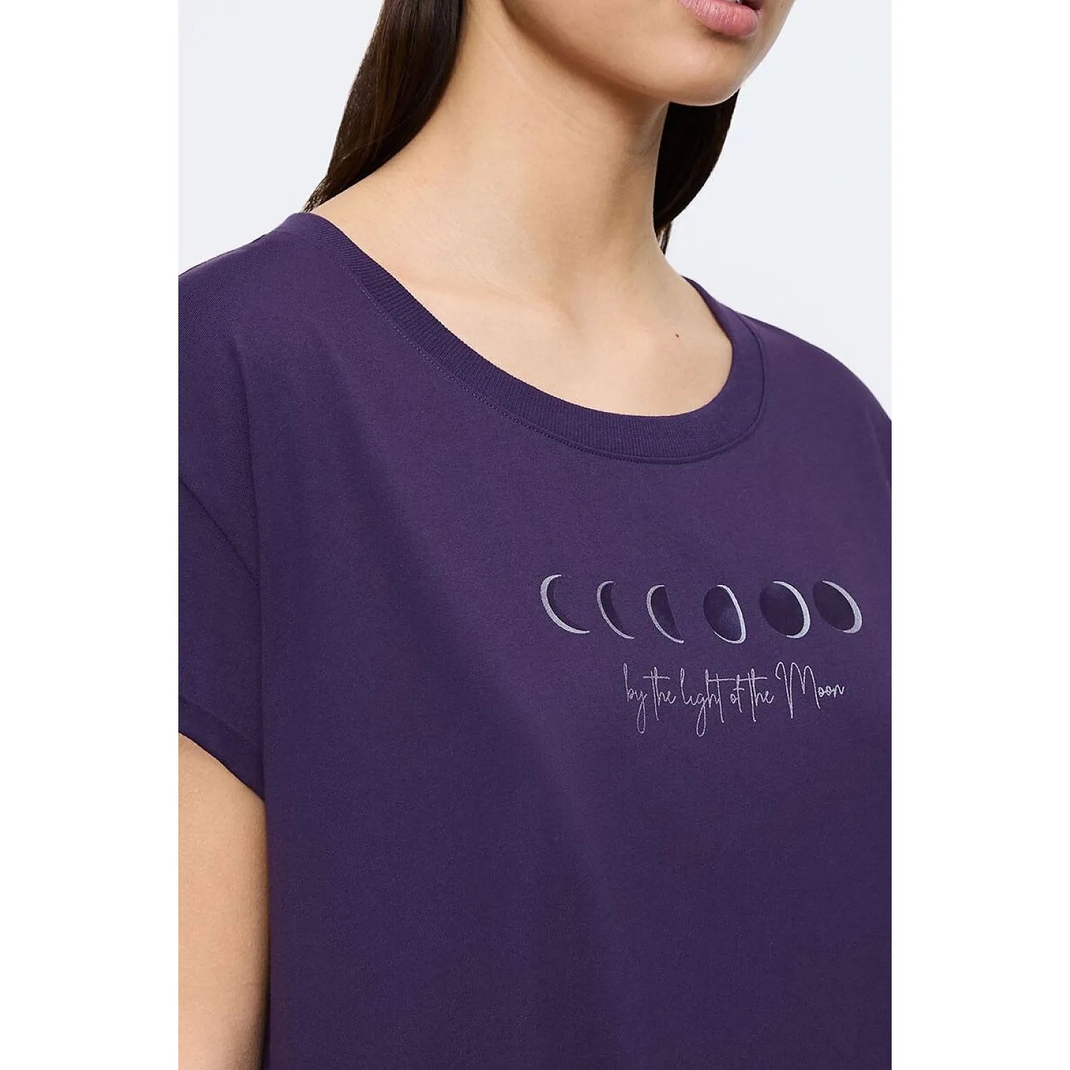 Chemise de nuit femme violette à manches courtes, motif phases de lune, tissu doux et respirant pour confort nocturne.