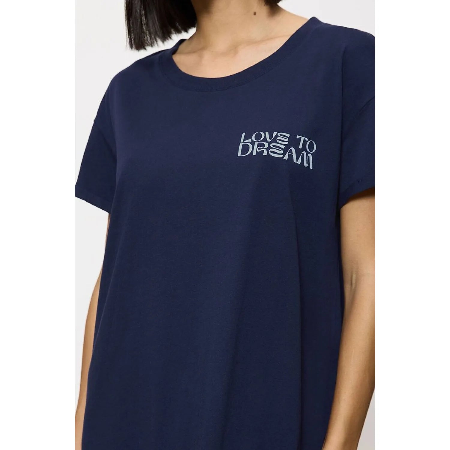 Chemise de nuit bleue à manches courtes, inscription Love to Dream, tissu doux et respirant pour confort nocturne.