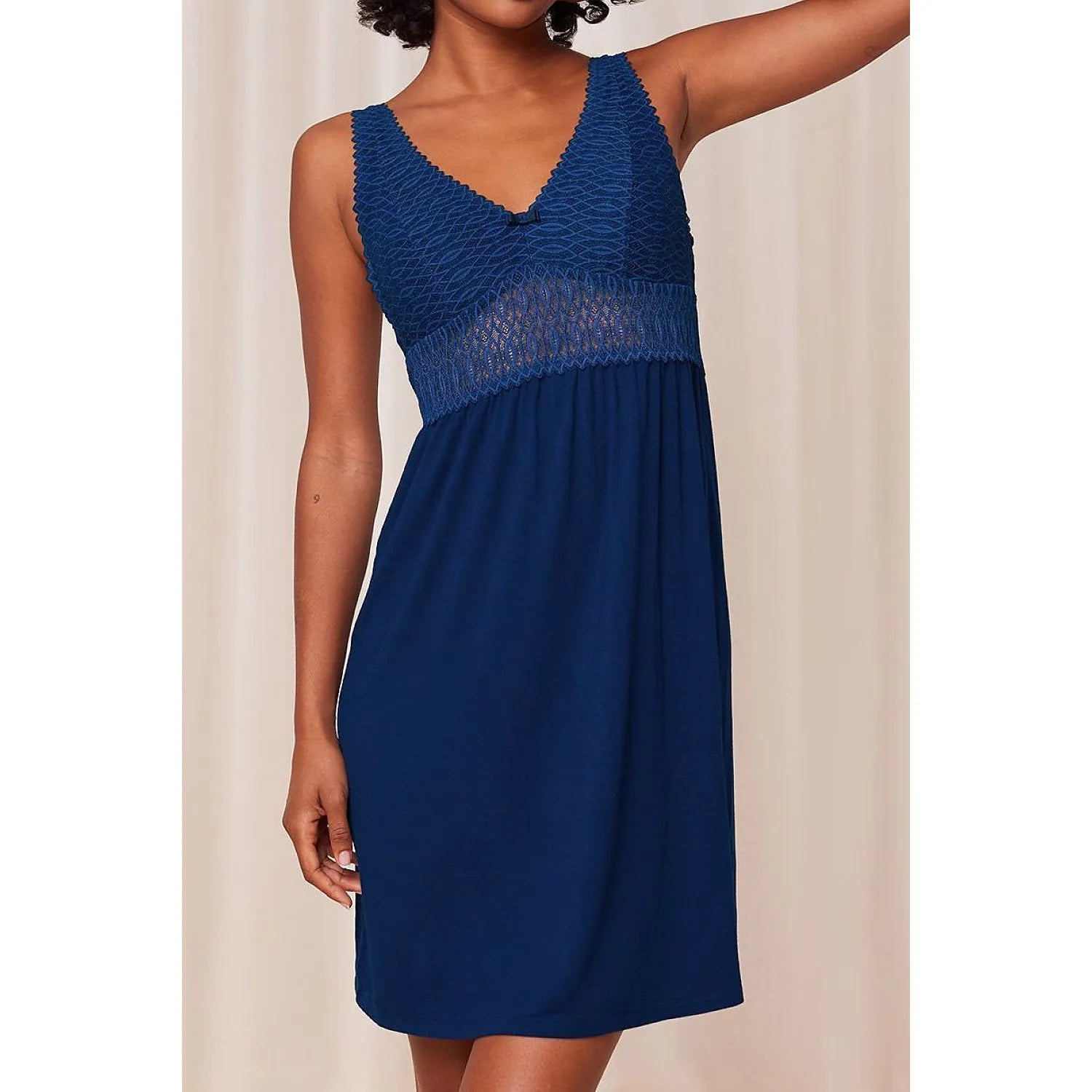 Chemise de nuit bleue Triumph, coupe fluide, tissu doux Lenzing TENCEL, soutien poitrine, bretelles réglables.