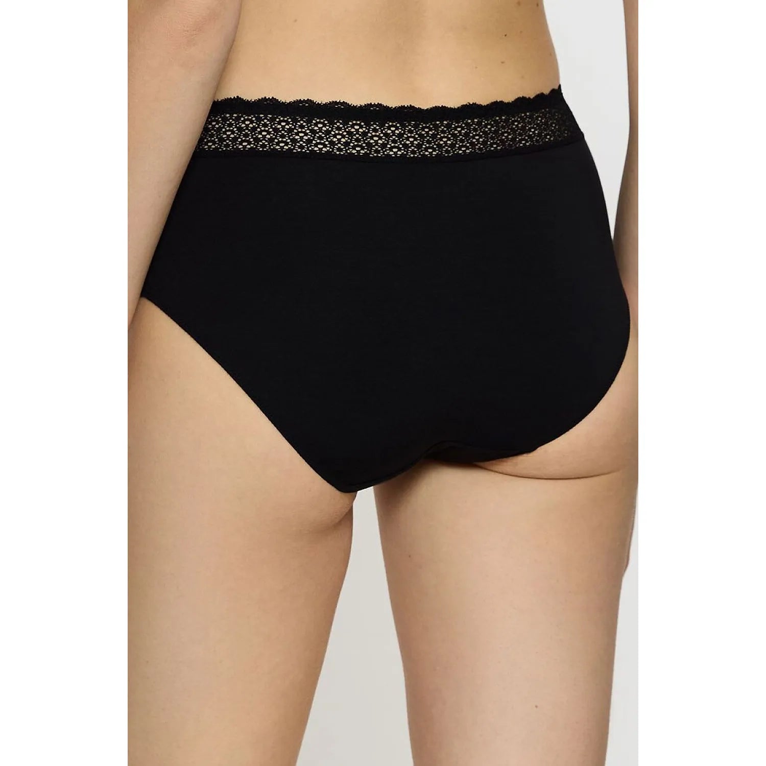 Culotte noire Triumph modèle 230303, ceinture dentelle recyclée, tissu modal doux, coupe ample, confort optimal.