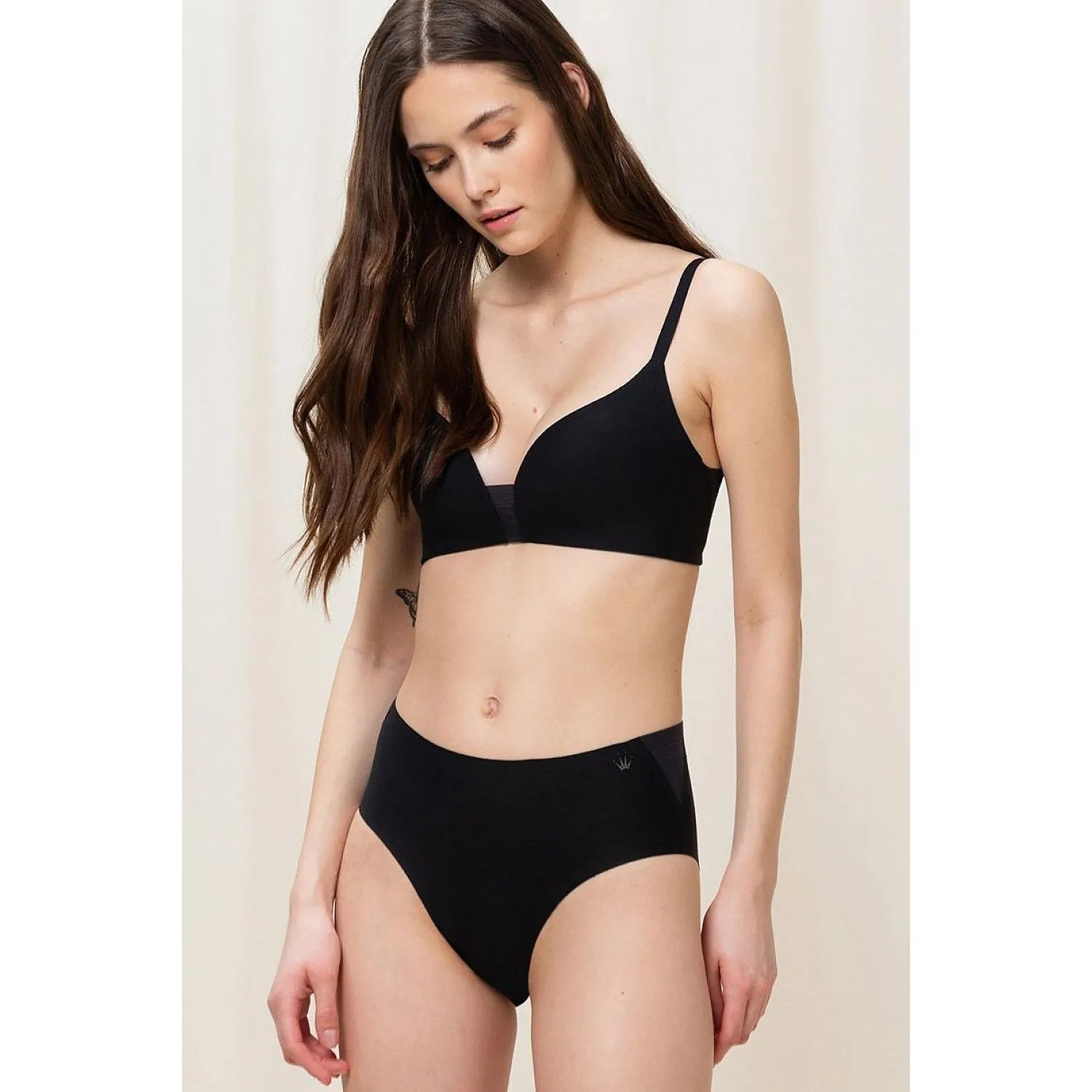 Culotte noire Triumph Flex Smart Maxi, coupe sans couture, empiècements élastiques, ajustement confortable, design moderne.