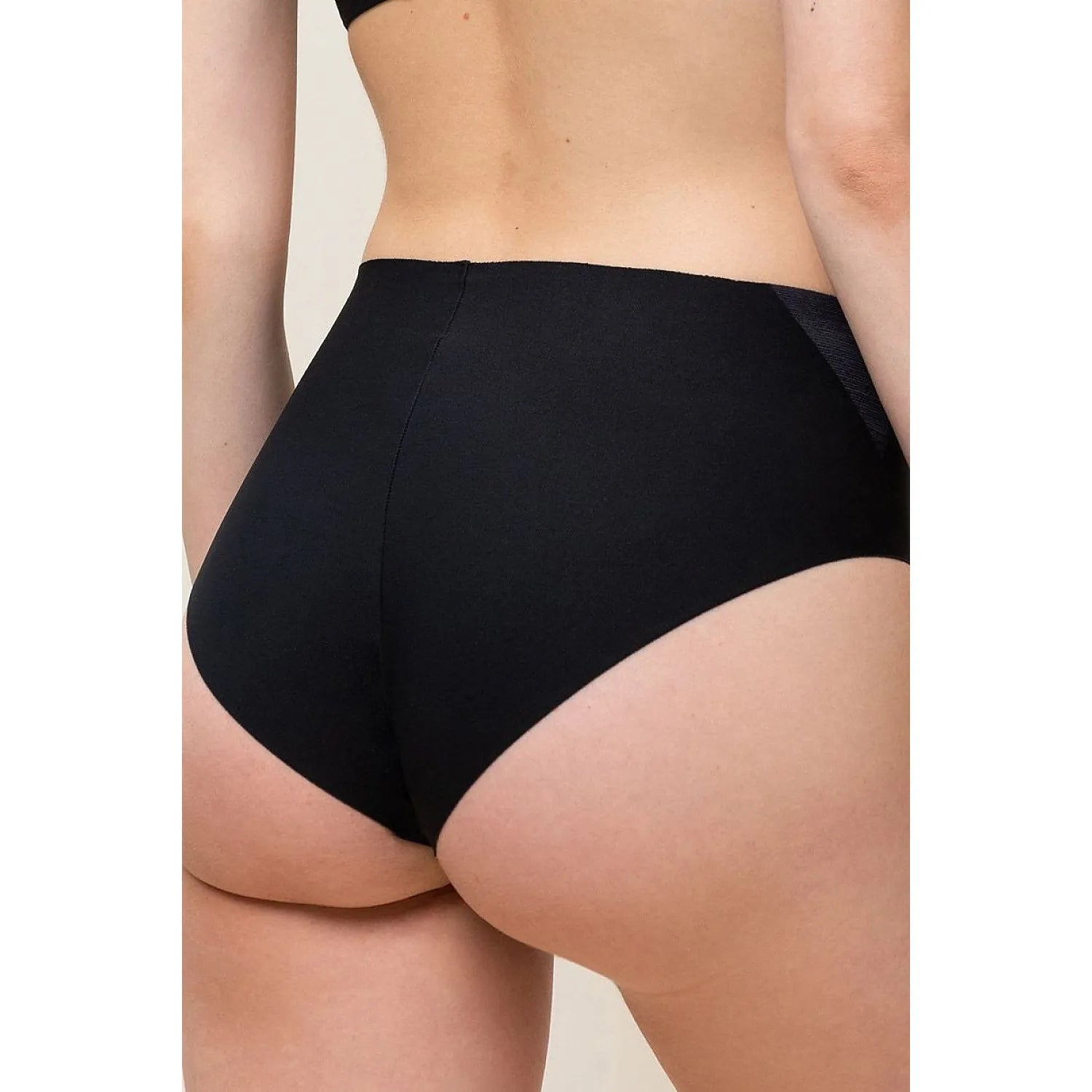 Culotte noire Triumph Flex Smart Maxi, coupe légère sans couture, tissu élastique recyclé, ajustement confortable.