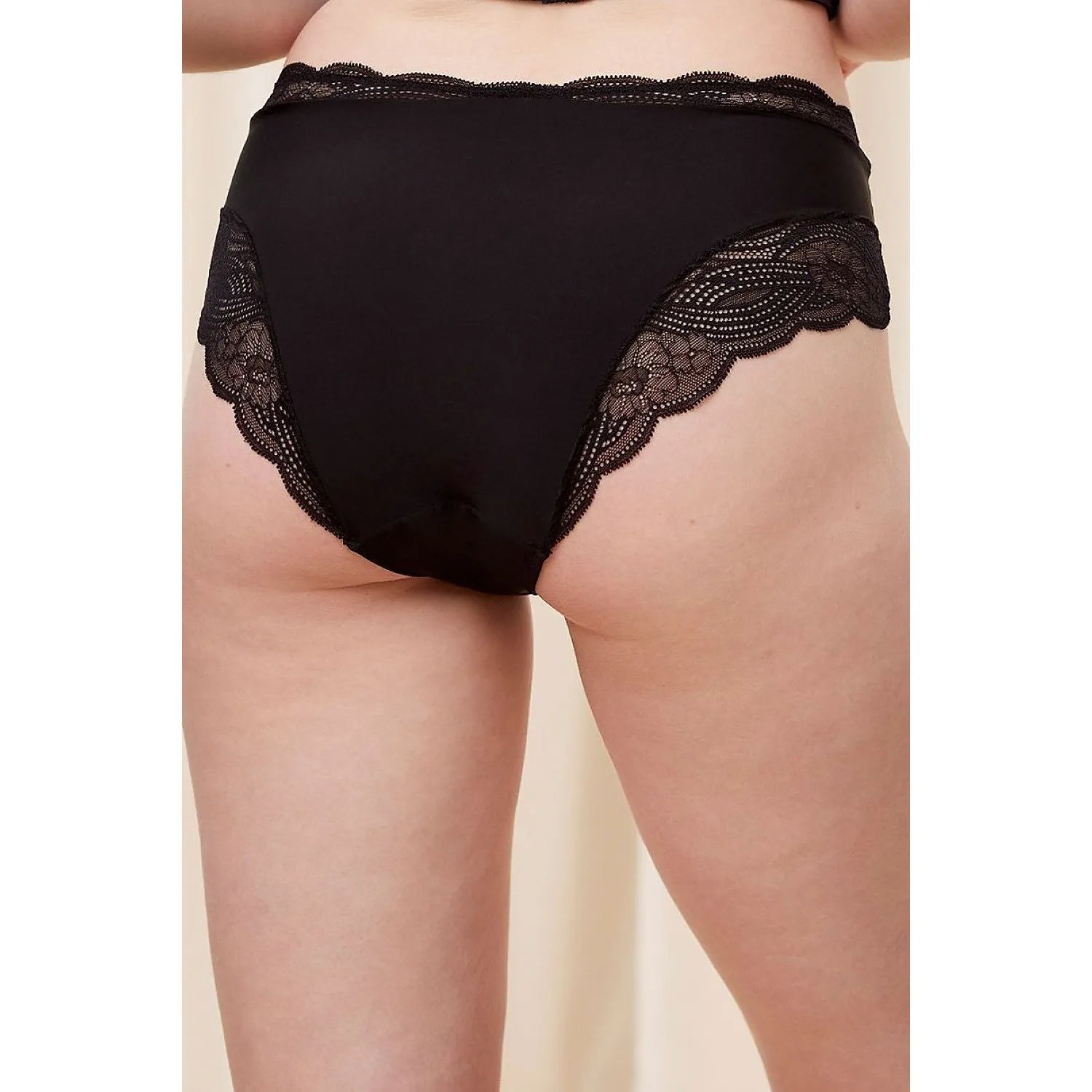 Culotte noire Triumph modèle 230307 en dentelle et microfibre, finition sans couture, élégante et confortable.