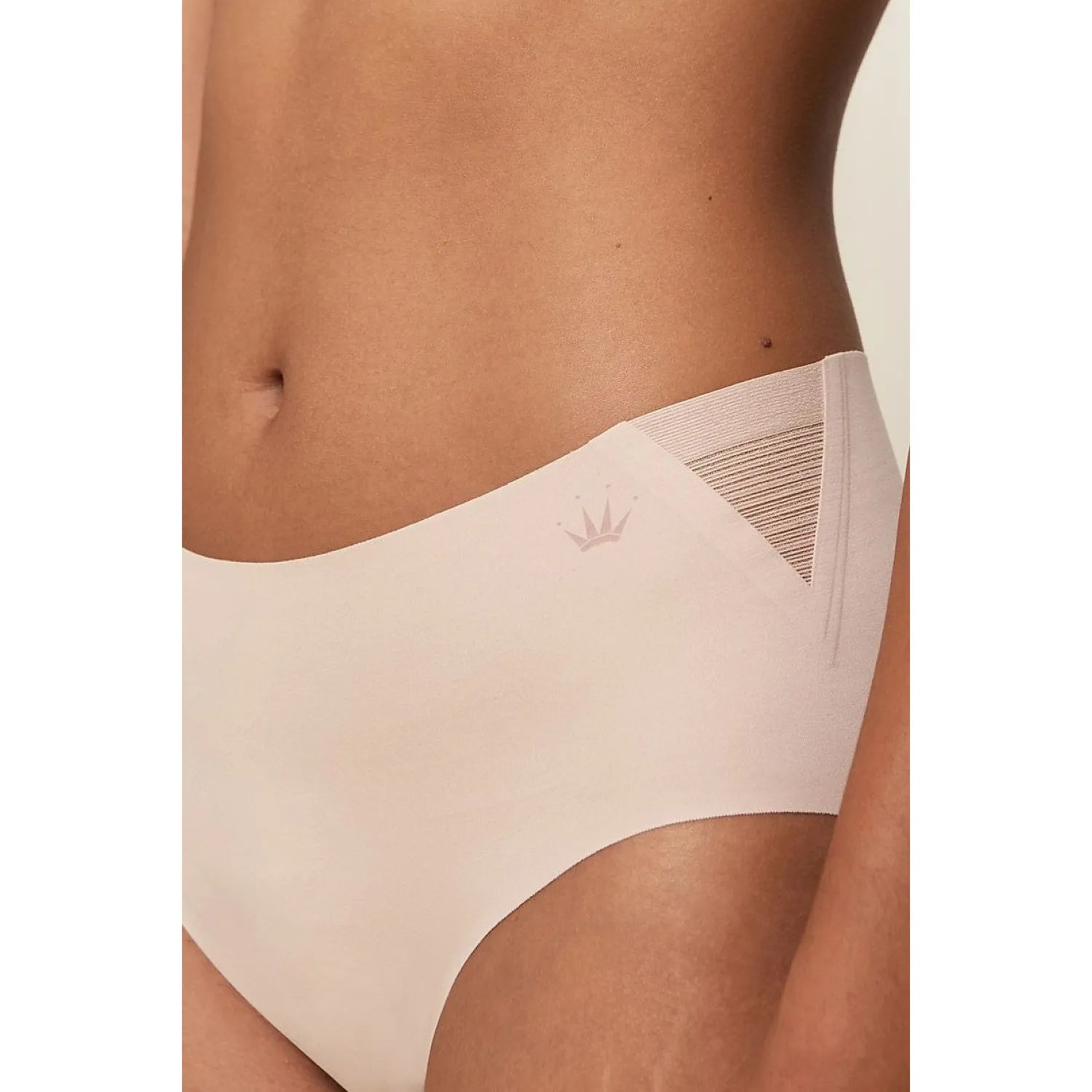 Culotte beige sans couture Triumph Flex Smart Maxi, design moderne, tissu élastique recyclé, ajustement confortable.