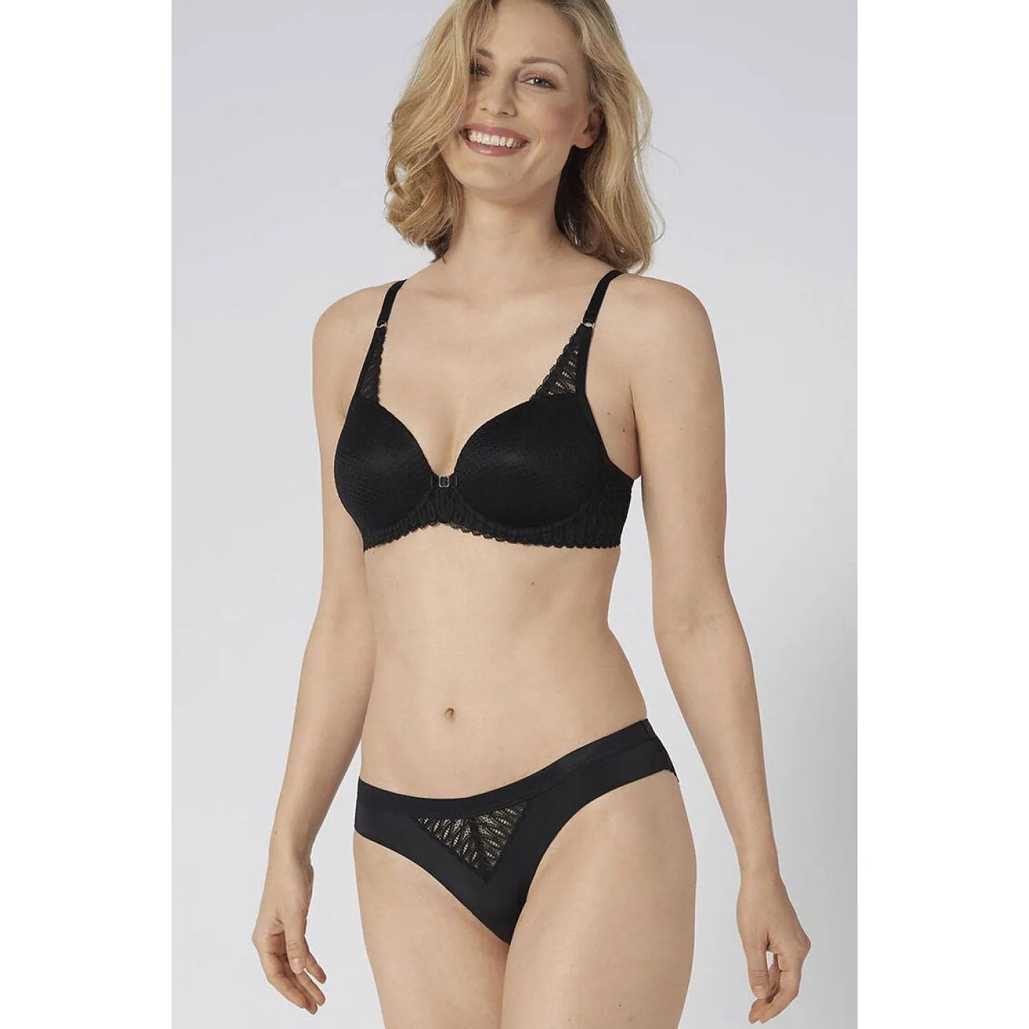 Culottes brésiliennes Triumph en microfibre douce, coupe coquette, couleur élégante, confort et sensualité au quotidien.