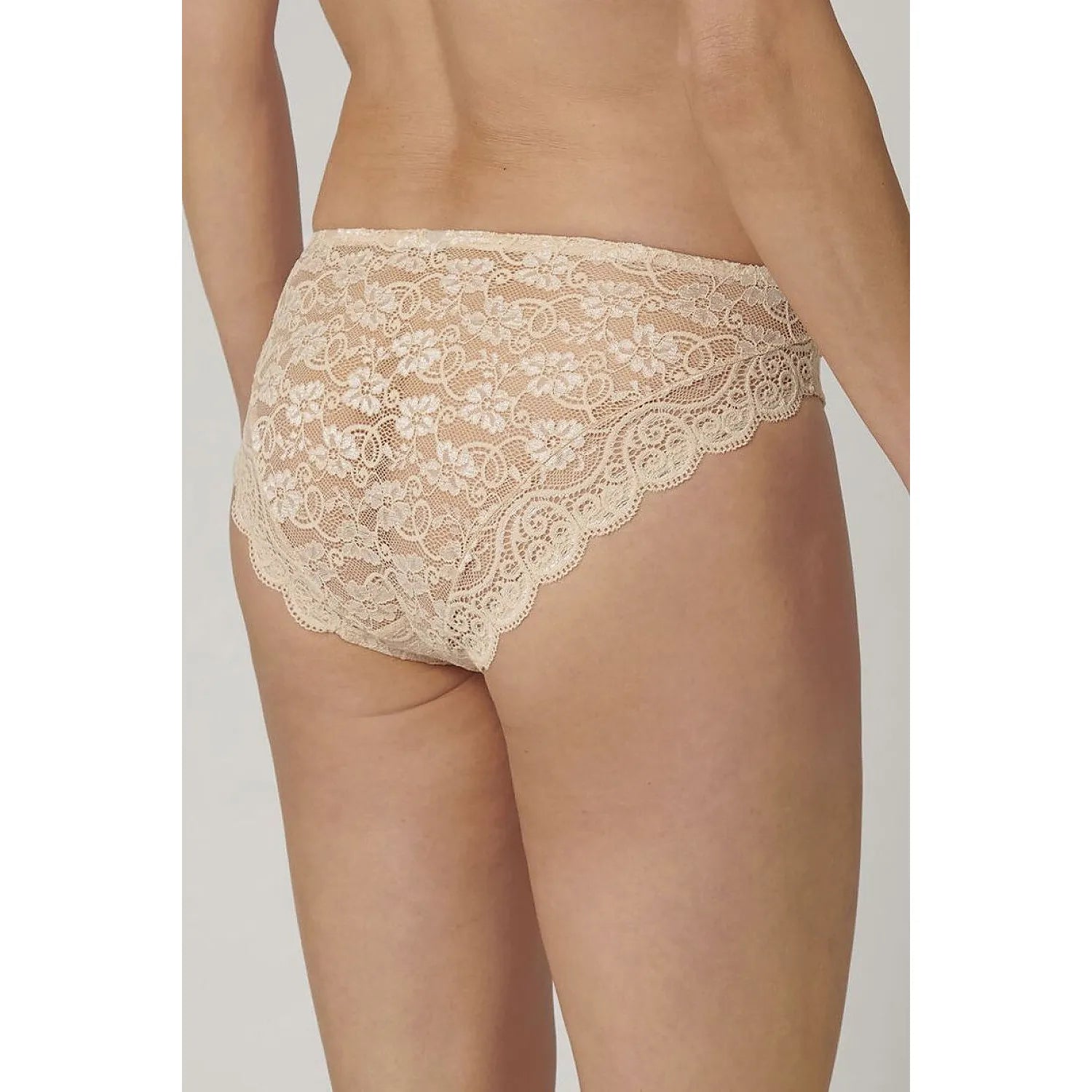 Culotte Triumph Amourette 300 en dentelle beige, taille haute, finitions ondulées, doublure douce pour confort optimal.
