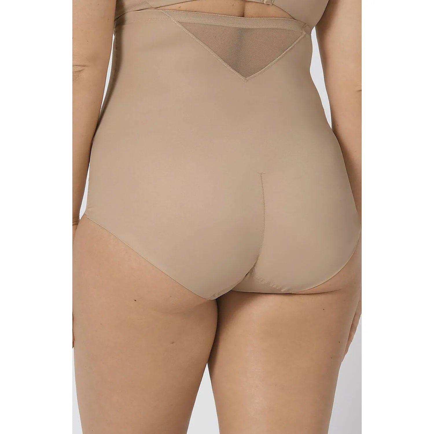 Culotte gainante beige taille haute Triumph, finition sans couture, bande silicone pour maintien, invisible sous vêtements.