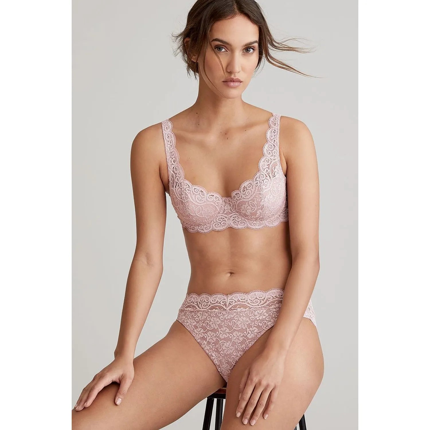 Culottes Triumph Amourette 300 en dentelle délicate, taille marquée, finitions ondulées, confort exceptionnel.