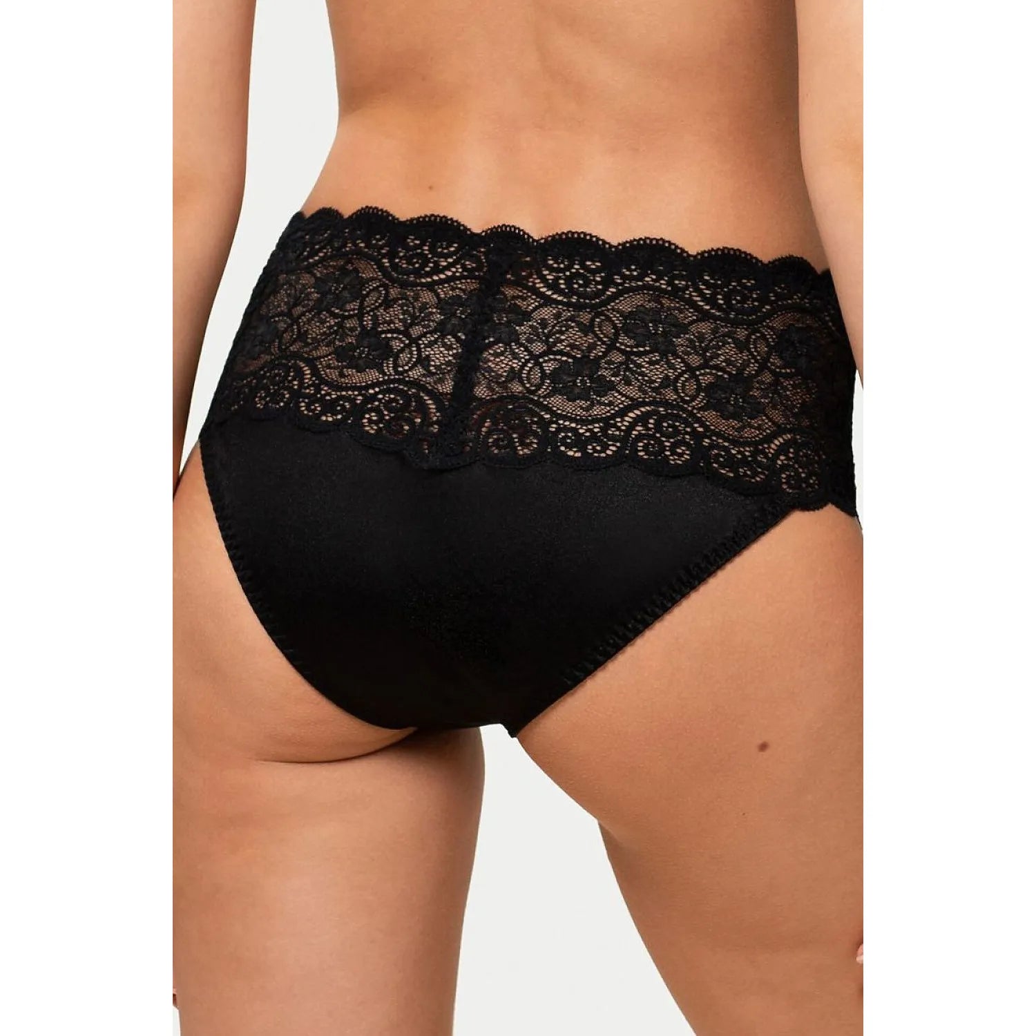 Culotte noire Triumph Amourette 300 Maxi, taille haute, dentelle florale délicate, ajustement confortable et élégant.