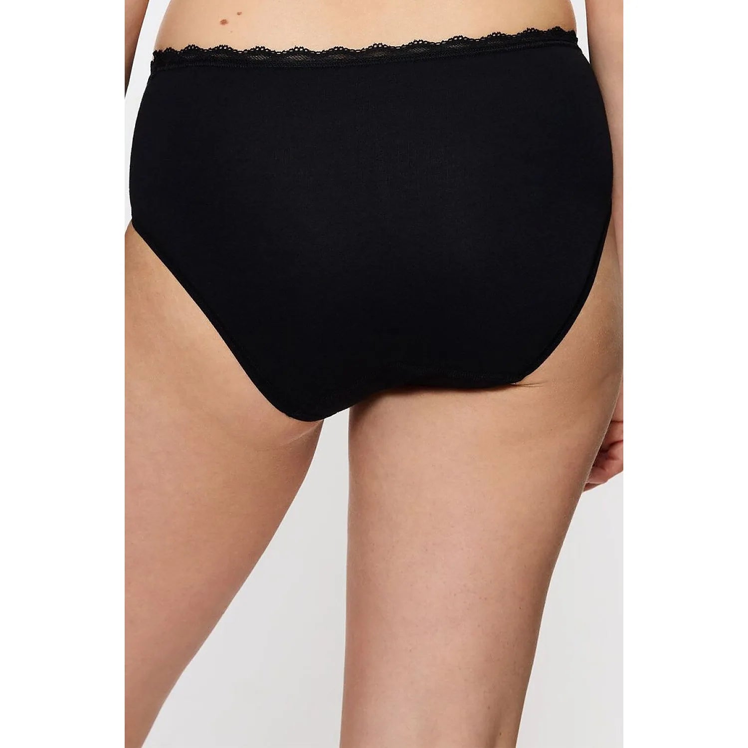 Culotte noire Triumph 230702 en coton bio, coupe sans couture, dentelle subtile à la taille, confort et élégance.