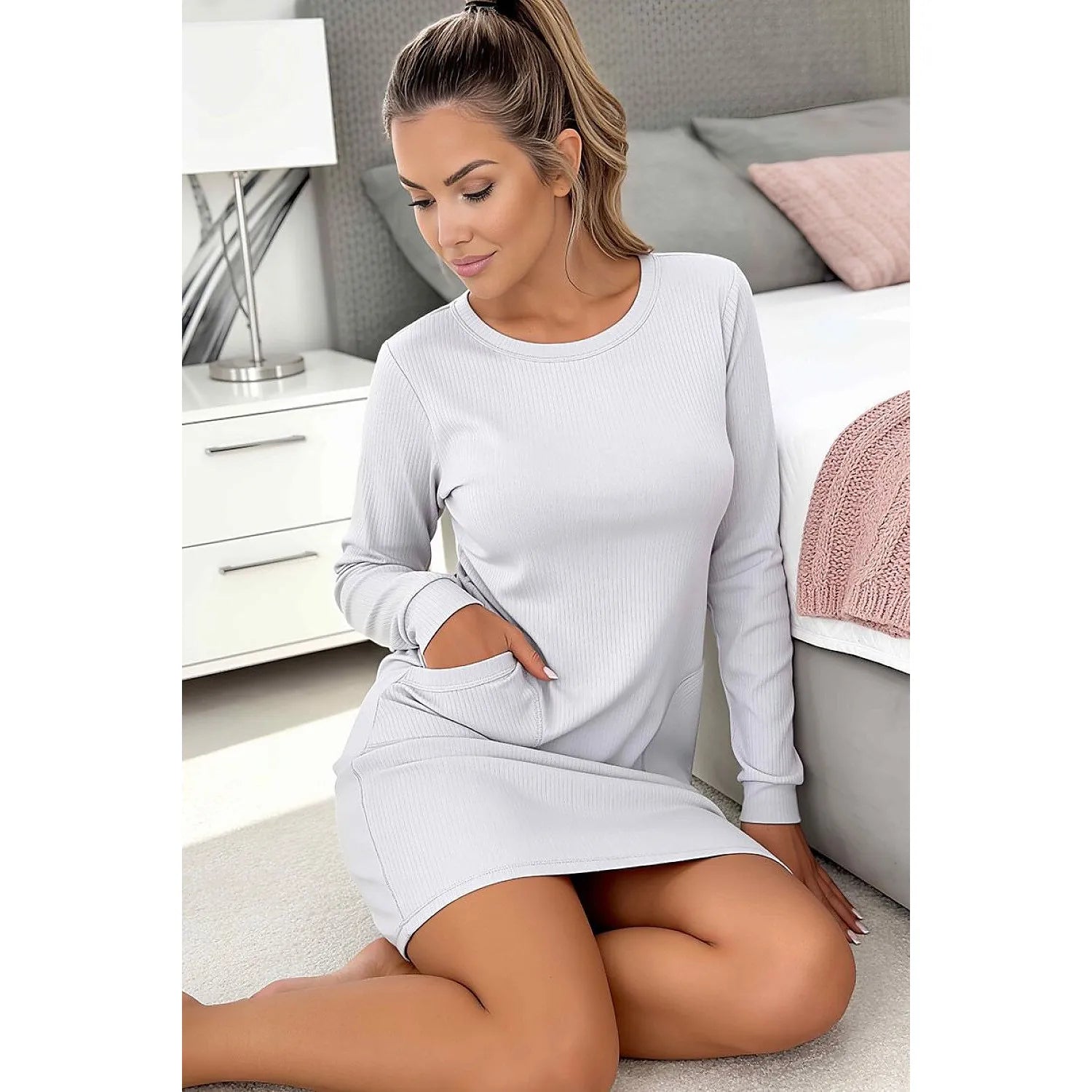 Chemise de nuit femme coton gris, manches longues, poches, modèle Donna 230842, confort et élégance moderne.