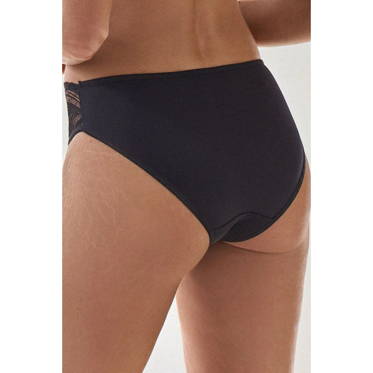 Culottes noires en coton avec dentelle décorative sur les côtés, coupe classique, dos lisse pour confort optimal.
