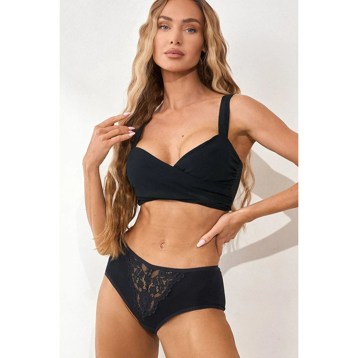 Culottes hautes noires Pure Promise en dentelle et tulle, taille haute, élégantes et confortables, portées par un mannequin.