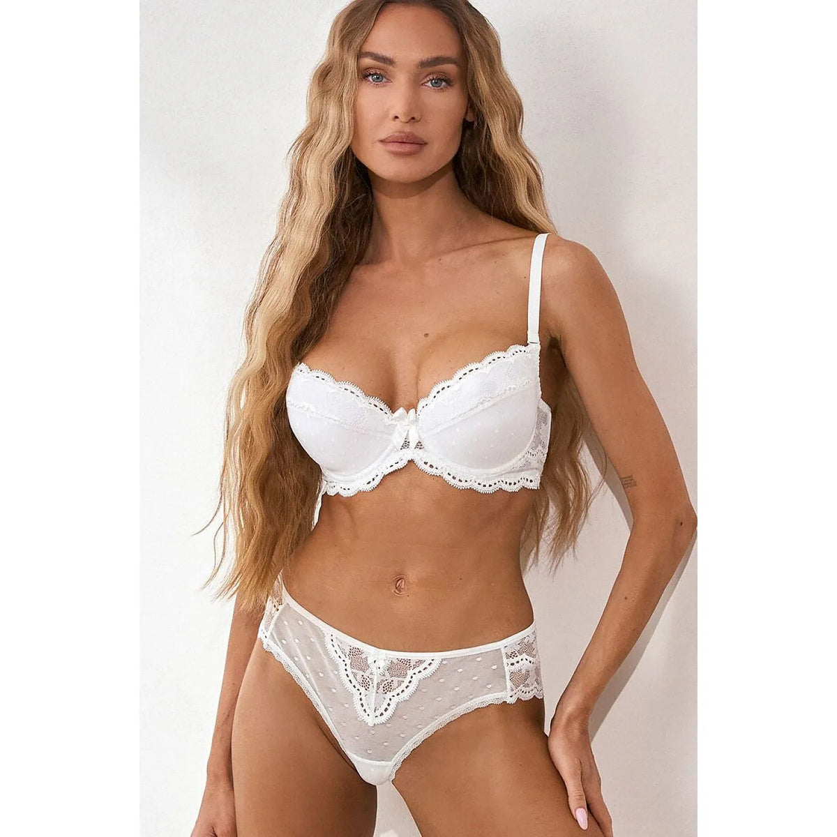 Culottes dentelle noire LaGerta, confort quotidien, motif floral, élégance féminine, lingerie sophistiquée.
