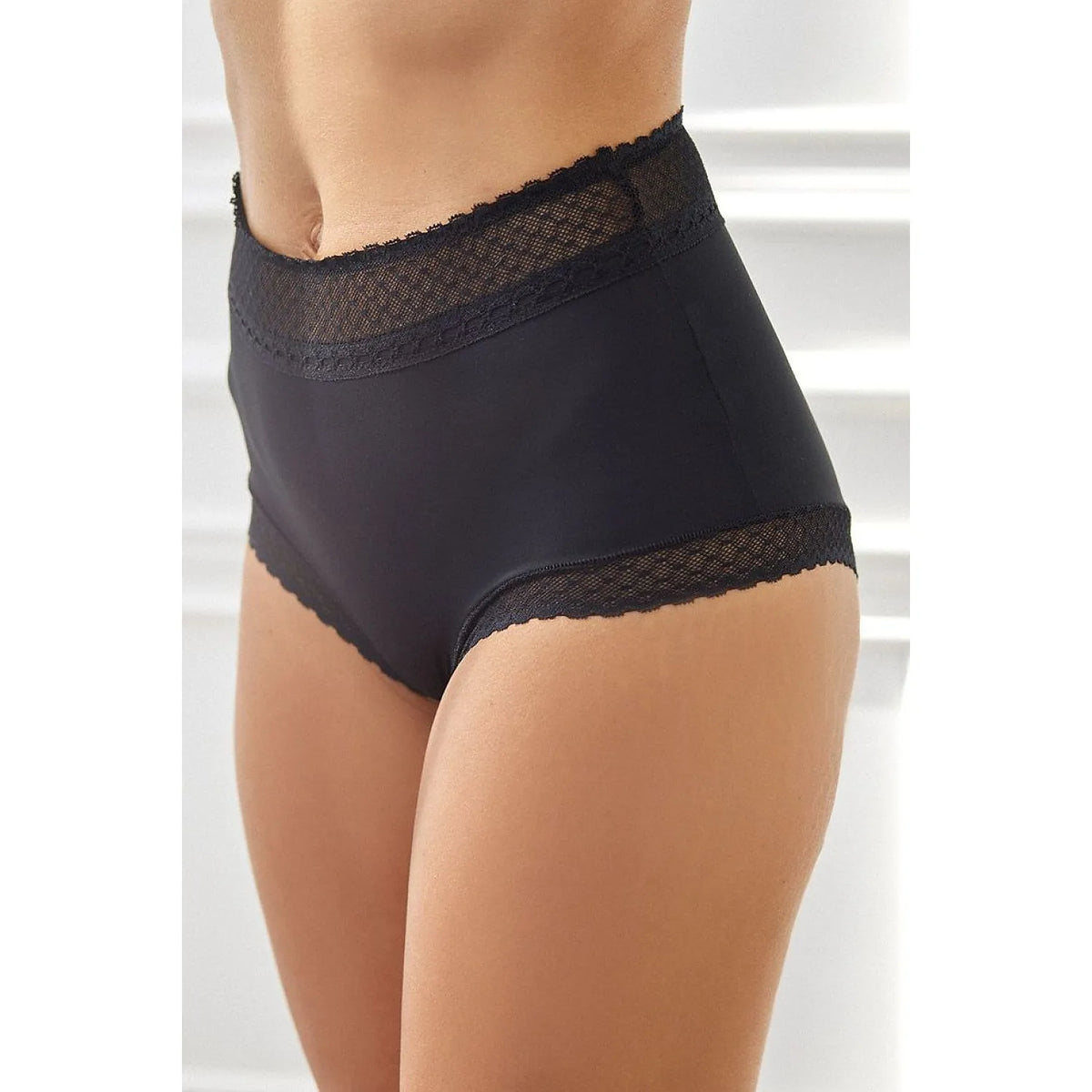 Culotte taille haute noire en dentelle et microfibre, modèle Isla P-923/5, ajustement parfait et invisible sous les vêteme...