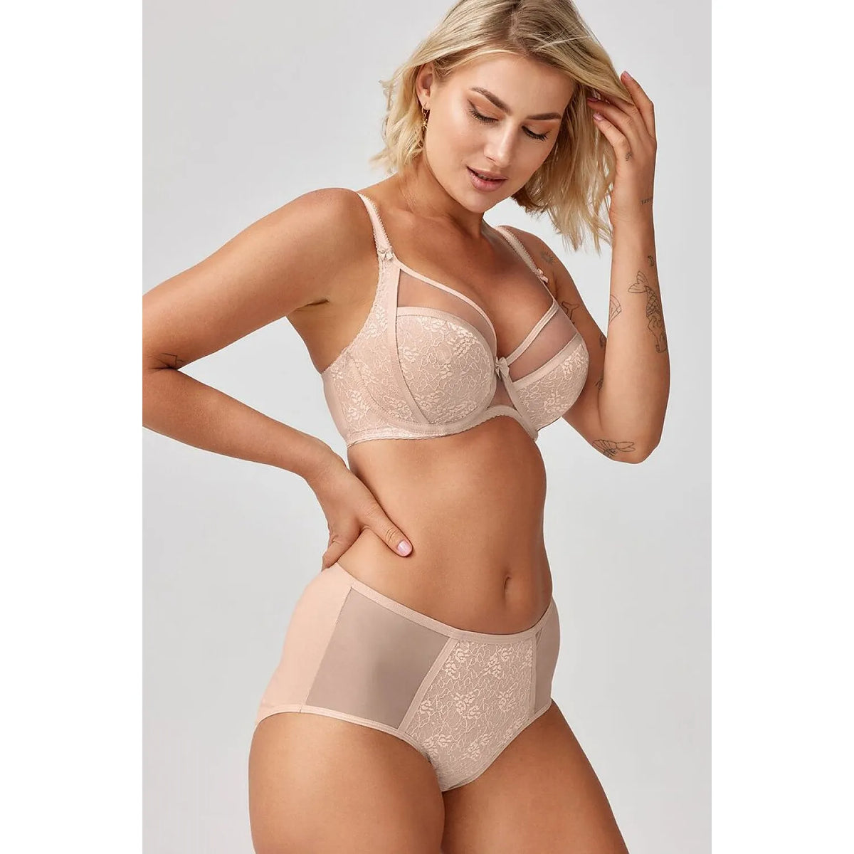 Culottes beige Blanka en dentelle et résille, confortables et élégantes, invisibles sous vêtements clairs.