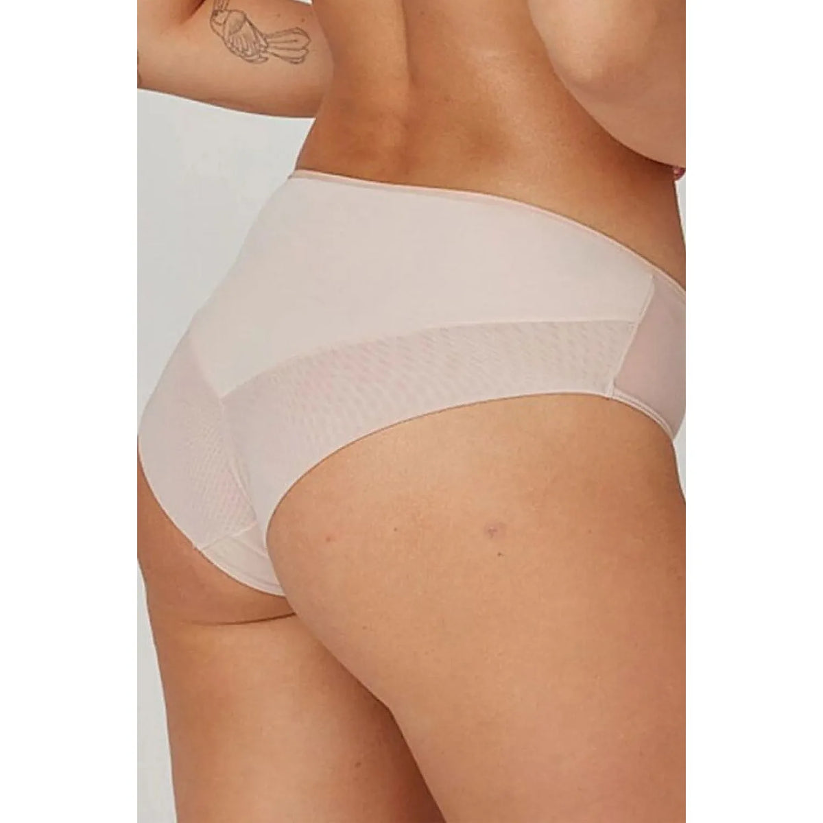 Culottes Nikola model 232217 Azal beige, sans couture, ajustées, confortables, soulignant les formes, invisibles sous vête...