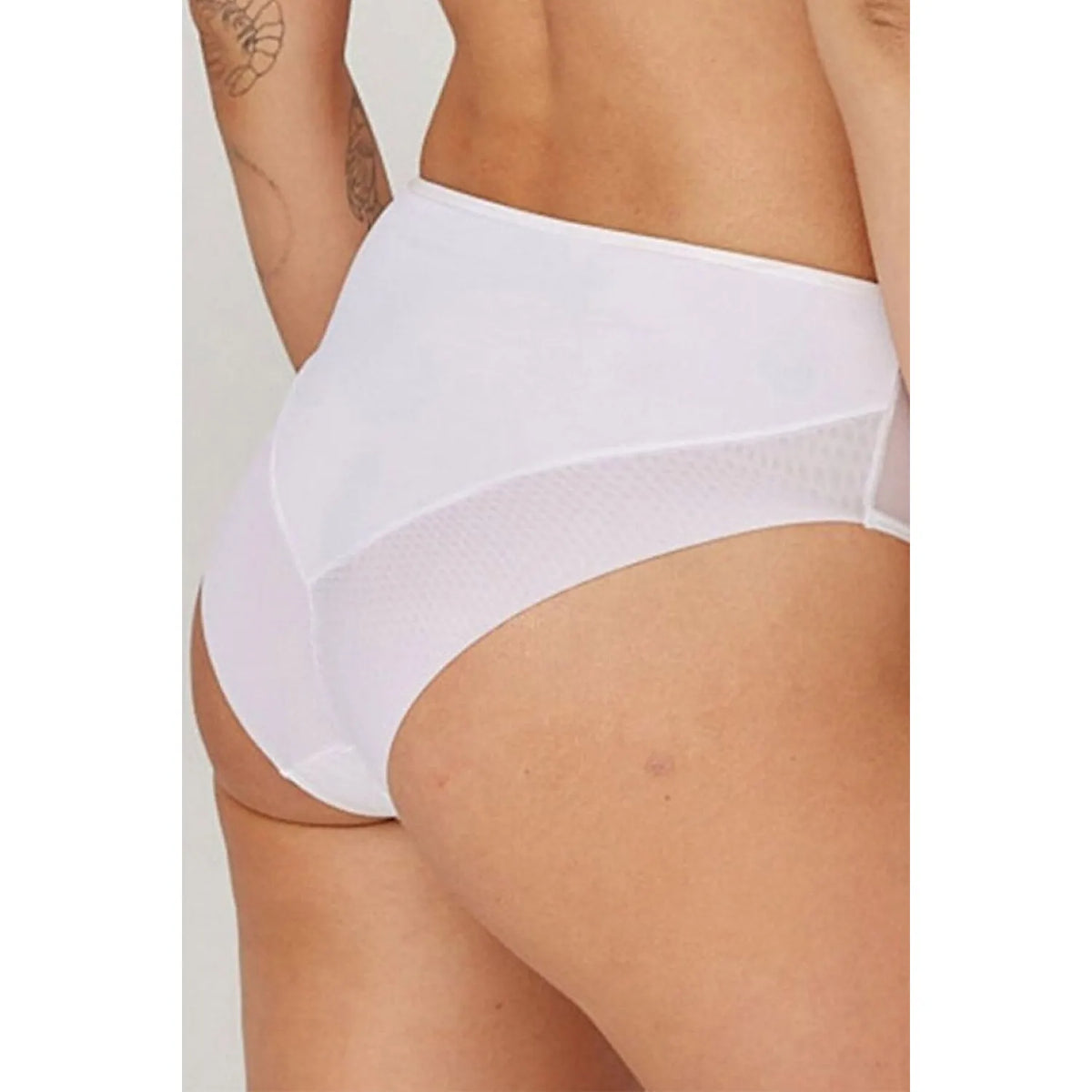 Culottes blanches sans couture, ajustées, en tissu lisse et élastique, offrant confort et discrétion sous les vêtements.