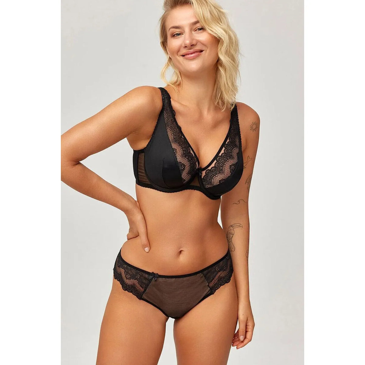 Culottes brésiliennes Wera 232223 Azal en dentelle légère, couleur claire, confortables et élégantes, soulignent la silhou...