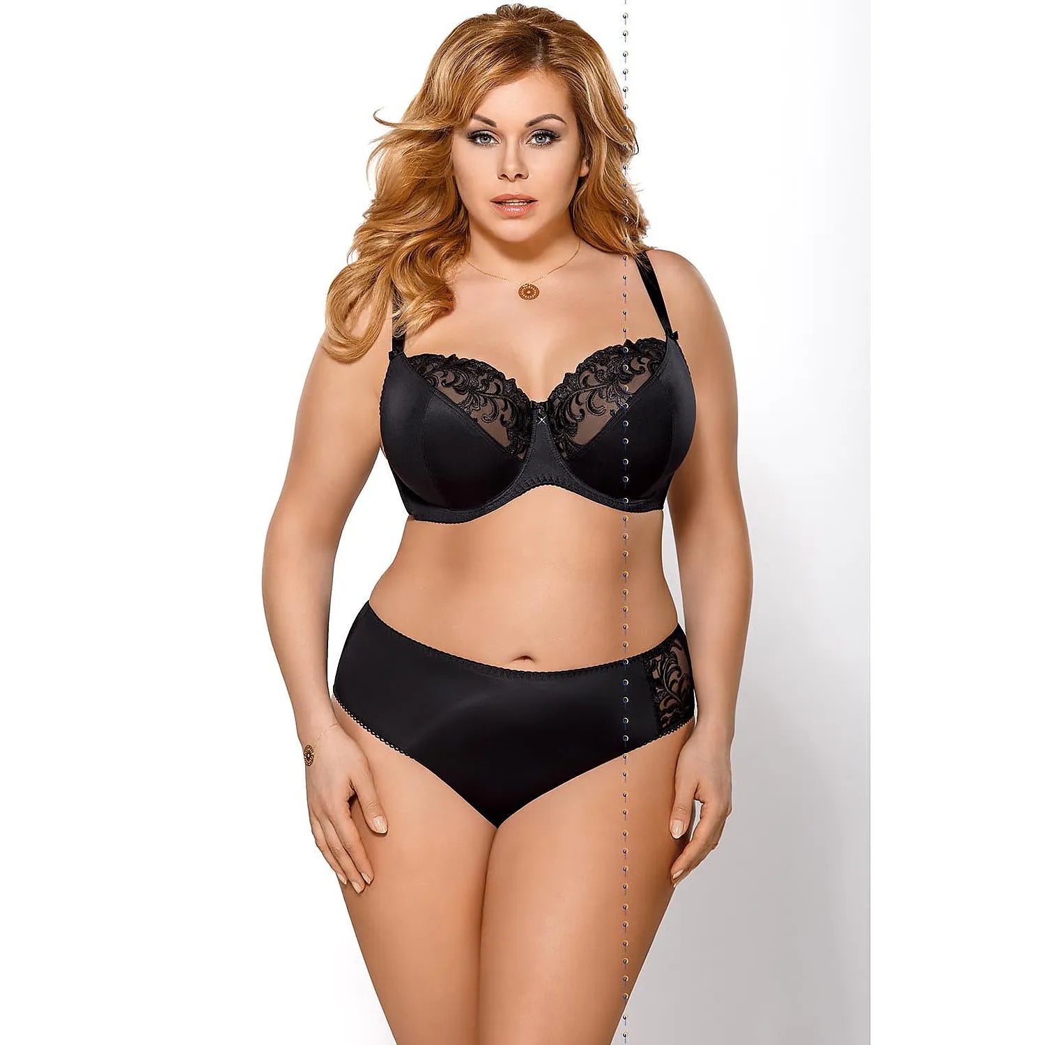 Soutien-gorge noir broderie élégante, maintien décolleté, bretelles ajustables, bonnets renforcés, confort raffiné.