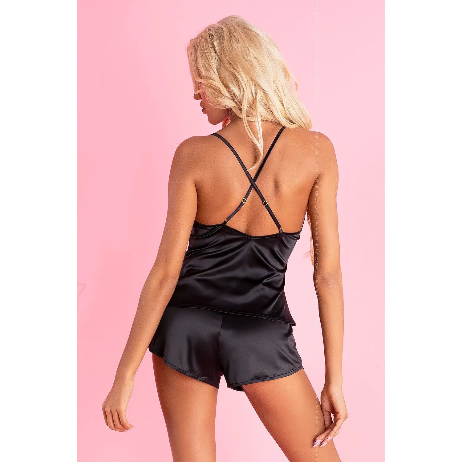 Ensemble lingerie satin noir avec dentelle, corset bustier à bretelles croisées, short satiné, élégant et féminin.