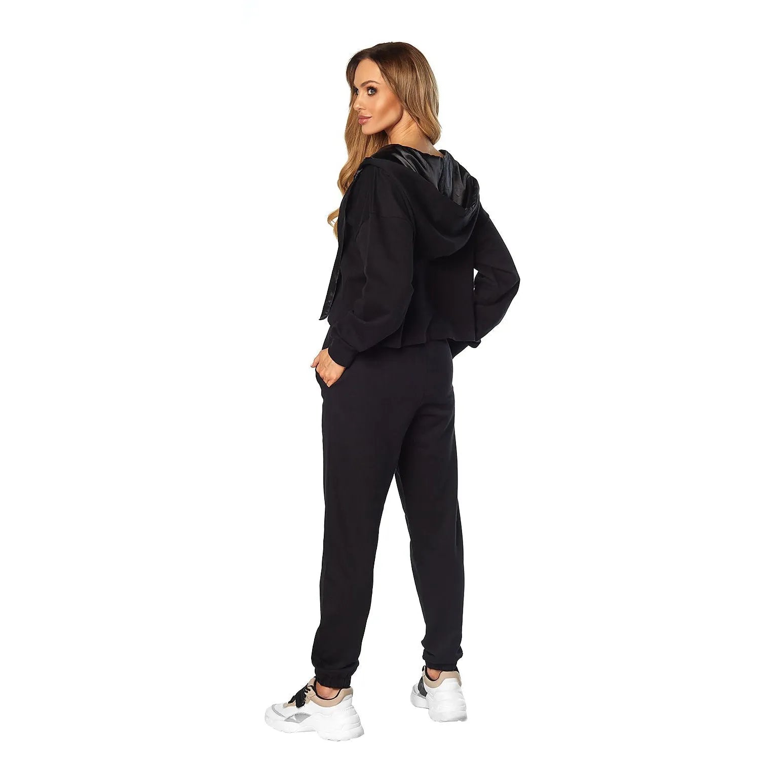 Ensemble noir deux-pièces coton, capuche satin argenté, manches longues, pantalon élastique, poches latérales.