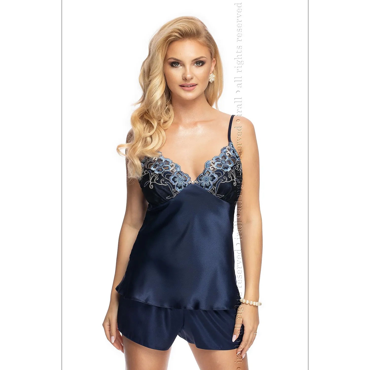 ensemble lingerie satin bleu marine sexy élégante confortable broderie dentelle florale bretelles ajustables short élastique fluide léger intime sophistiqué