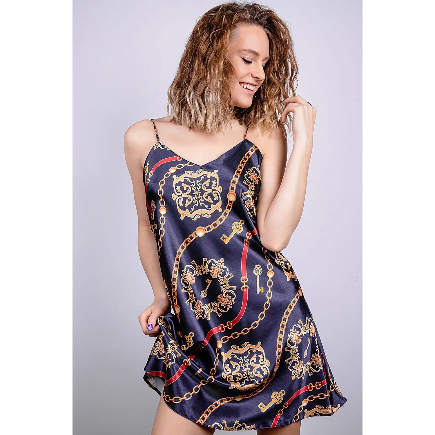 chemise nuit satin motif chaîne dorée sexy bretelles ajustables douce fluide soyeuse luxueuse sensuelle élégante rouge audacieuse ample aérée
