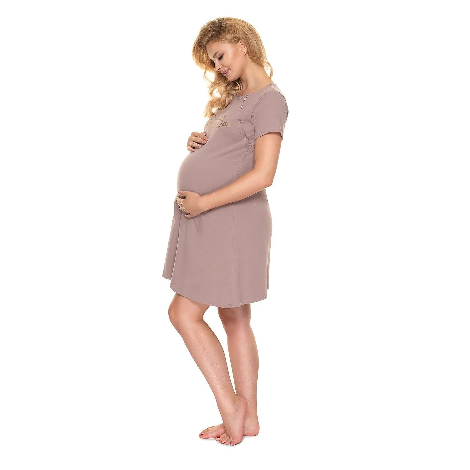 Chemise de nuit maternité rose, manches courtes, logo doré, fonction allaitement, coton élasthanne, femme enceinte.