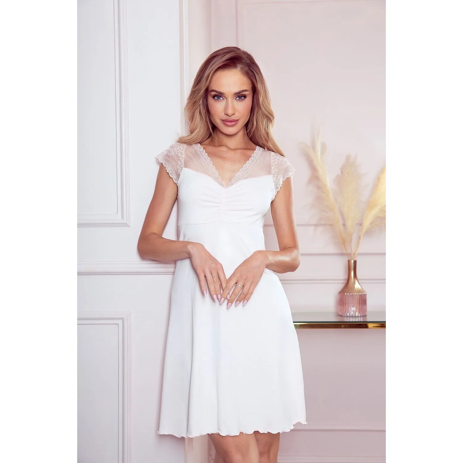 Chemise de nuit élégante en dentelle lingerie féminine nuits douces style intemporel