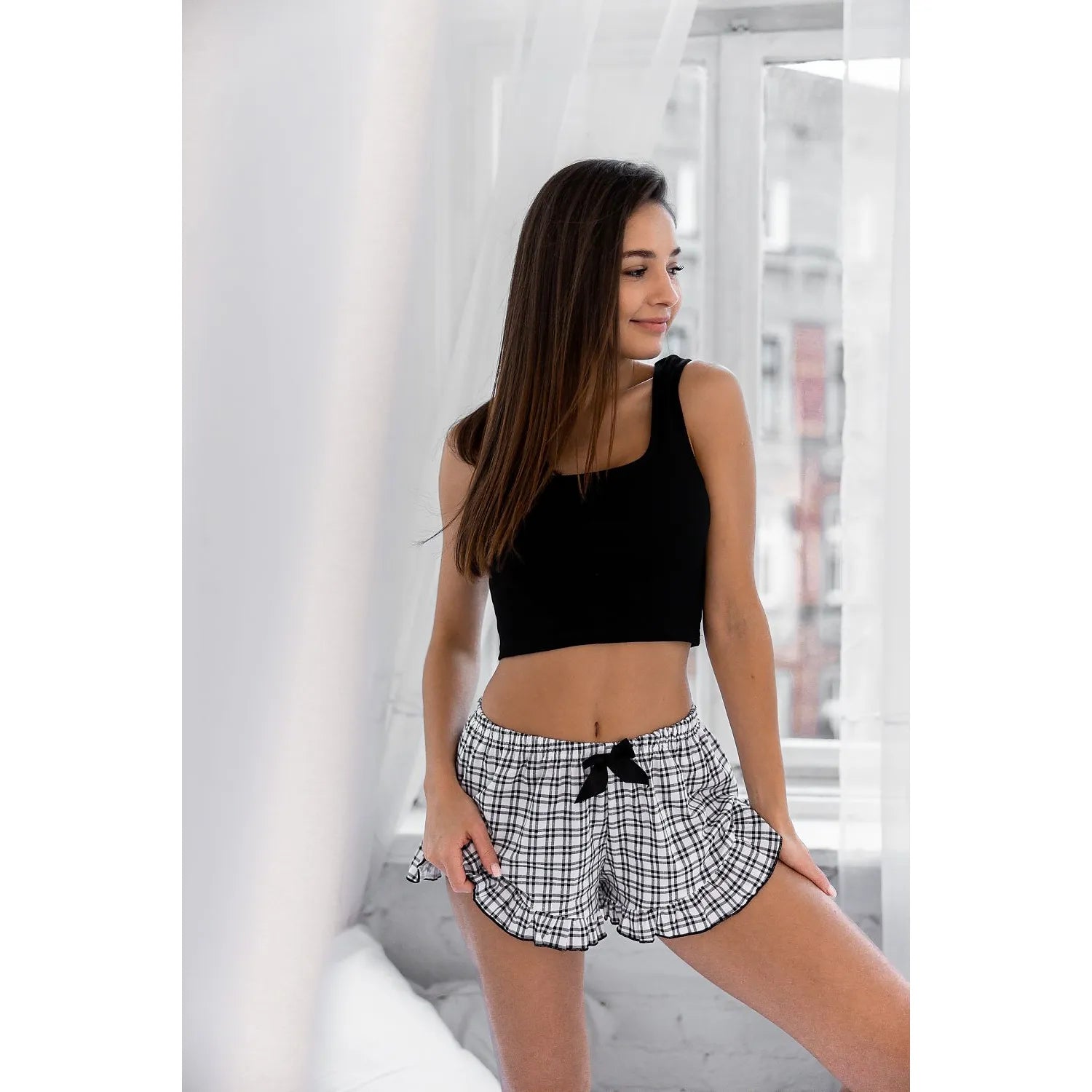 Pyjama femme noir et blanc, haut sans manches encolure carrée, short évasé carreaux, confort coton élasthanne.