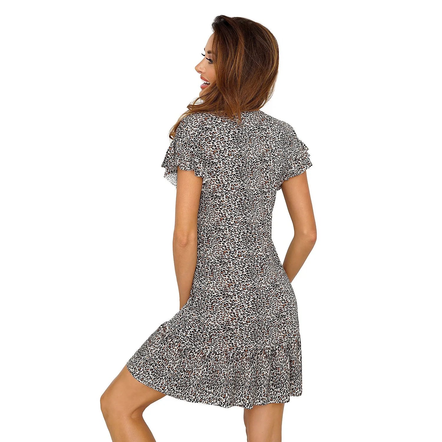 Chemise de nuit imprimé léopard, manches courtes, volant jabot, viscose douce, élégante et confortable.